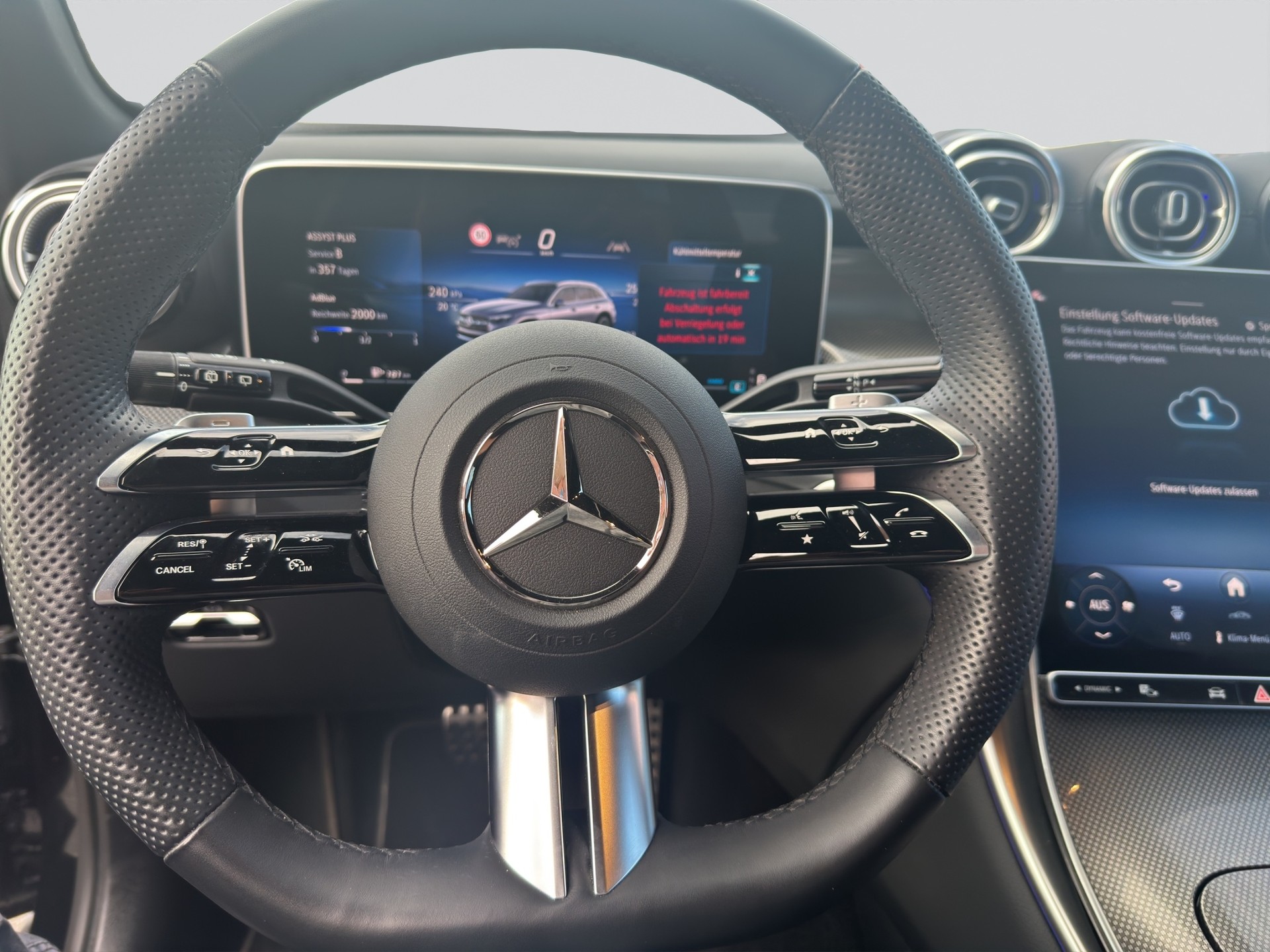 MERCEDES-BENZ GLC 300 d 4Matic AMG Line Night 9G-Tronic-image-9