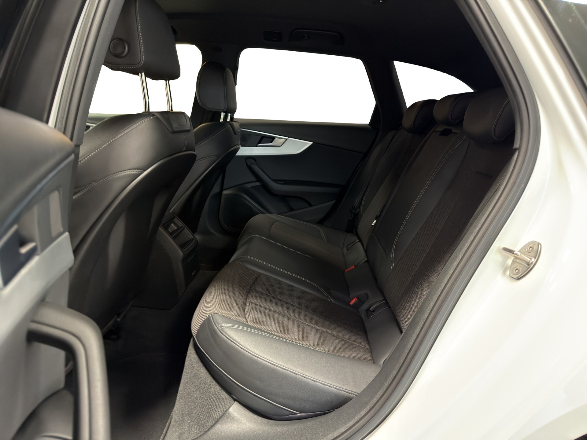 AUDI A4 Avant 2.0 TDI Sport quattro S-tronic-image-16