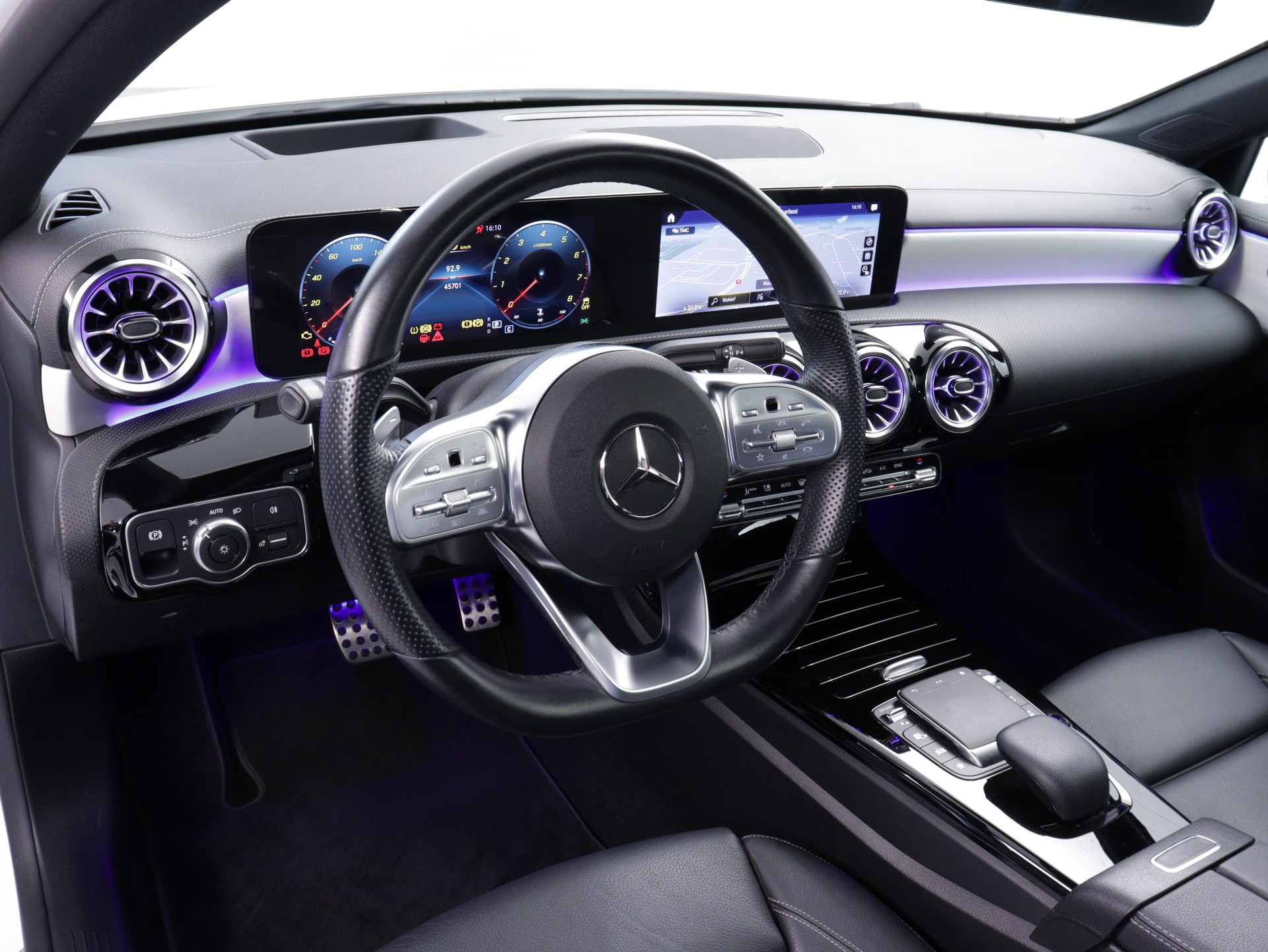 MERCEDES-BENZ A 180 AMG Line-image-5