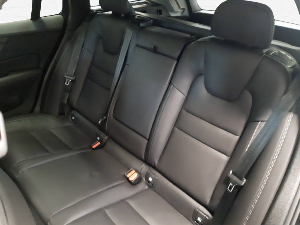 VOLVO V60 2.0 B6 Ultimate Bright AWD-image-3