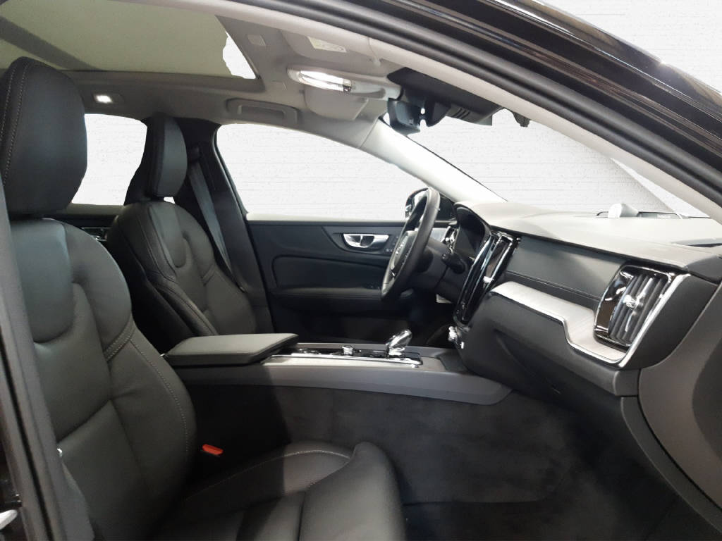 VOLVO V60 2.0 B6 Ultimate Bright AWD-image-10