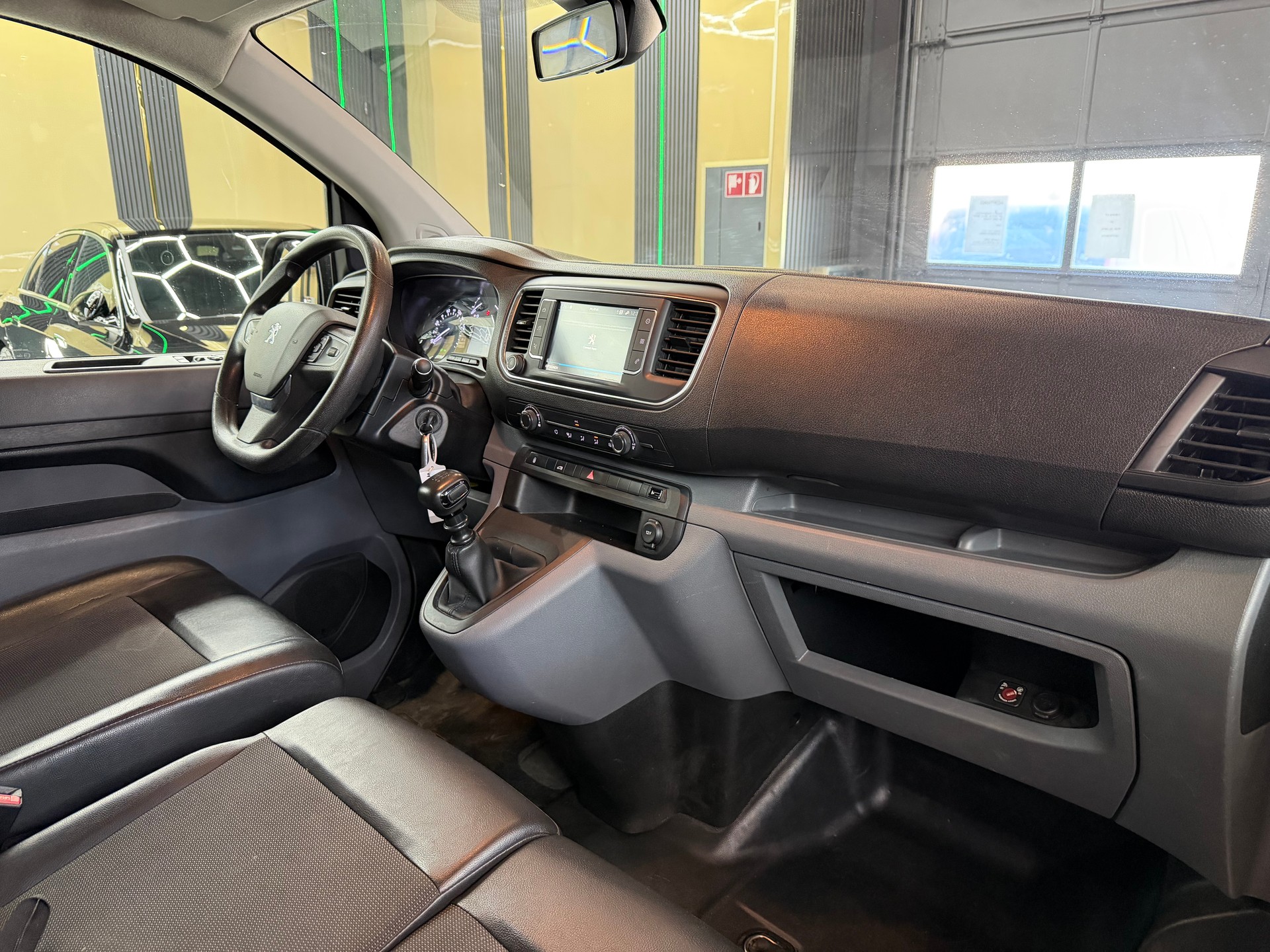 PEUGEOT Expert 2.0 BlueHDi 150 S&S Premium Standard-image-10