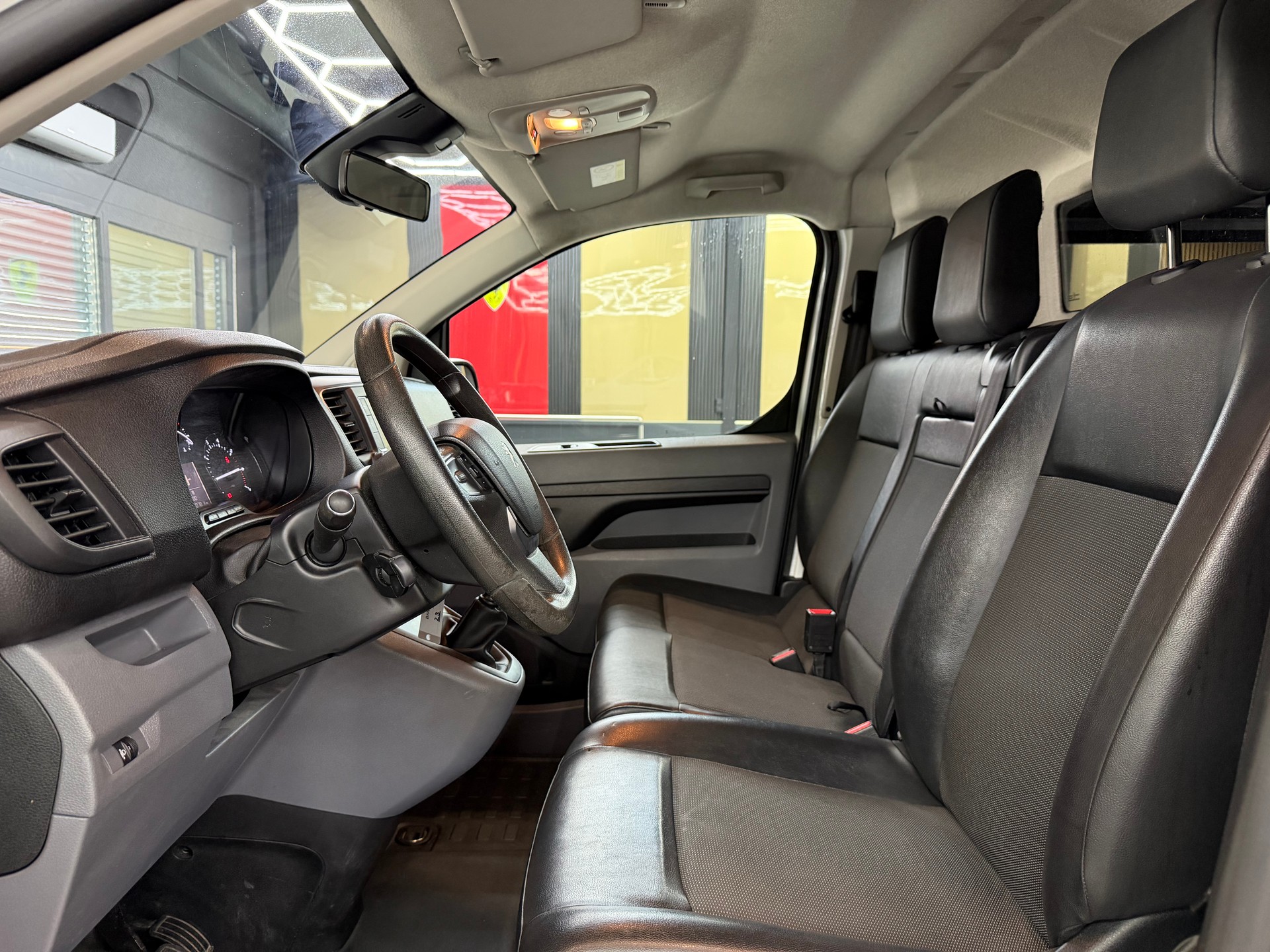 PEUGEOT Expert 2.0 BlueHDi 150 S&S Premium Standard-image-9
