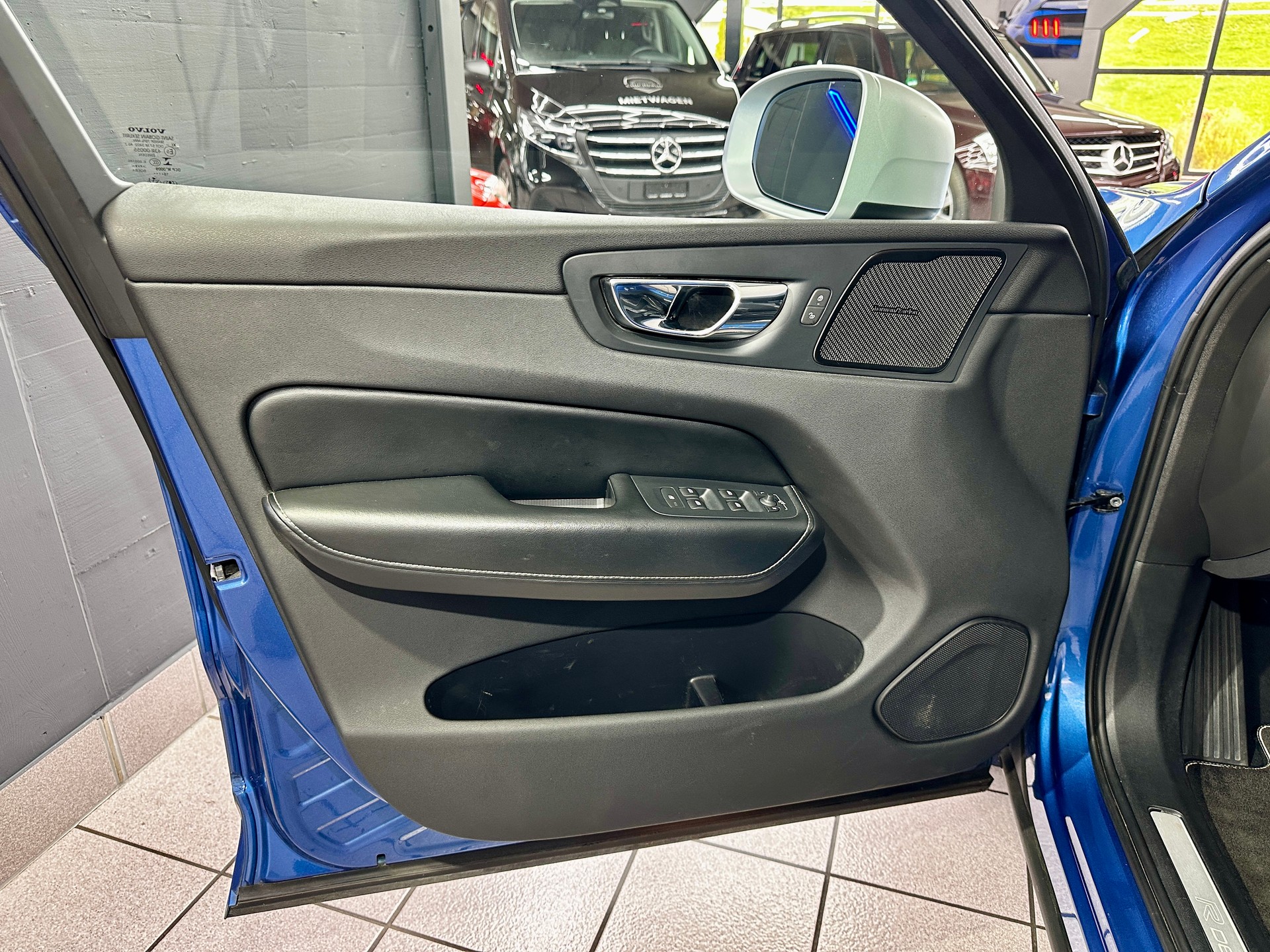 VOLVO XC60 D5 AWD R-Design Geartronic-image-16