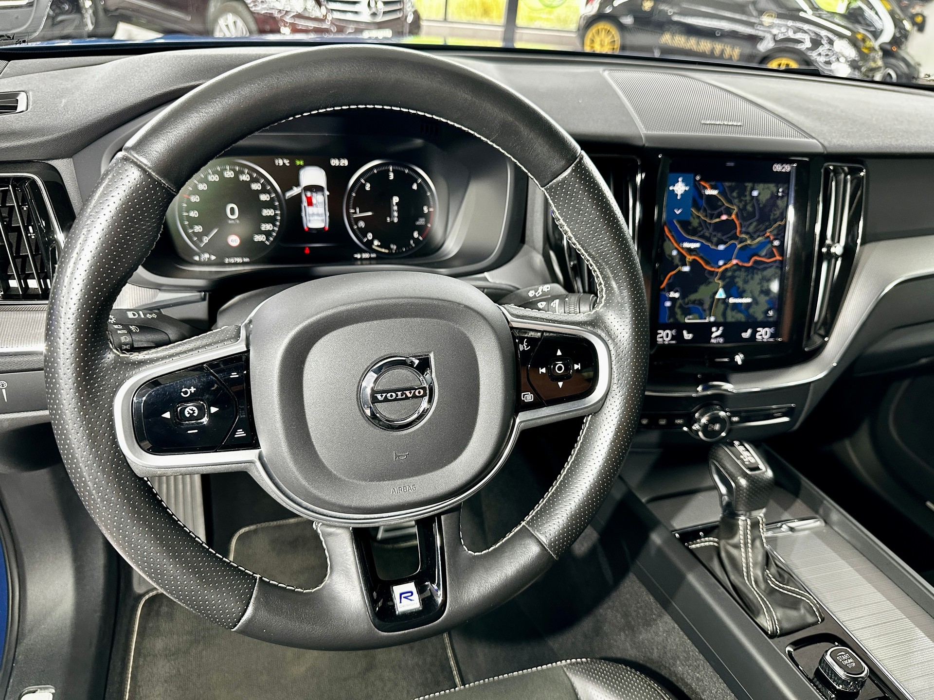 VOLVO XC60 D5 AWD R-Design Geartronic-image-17