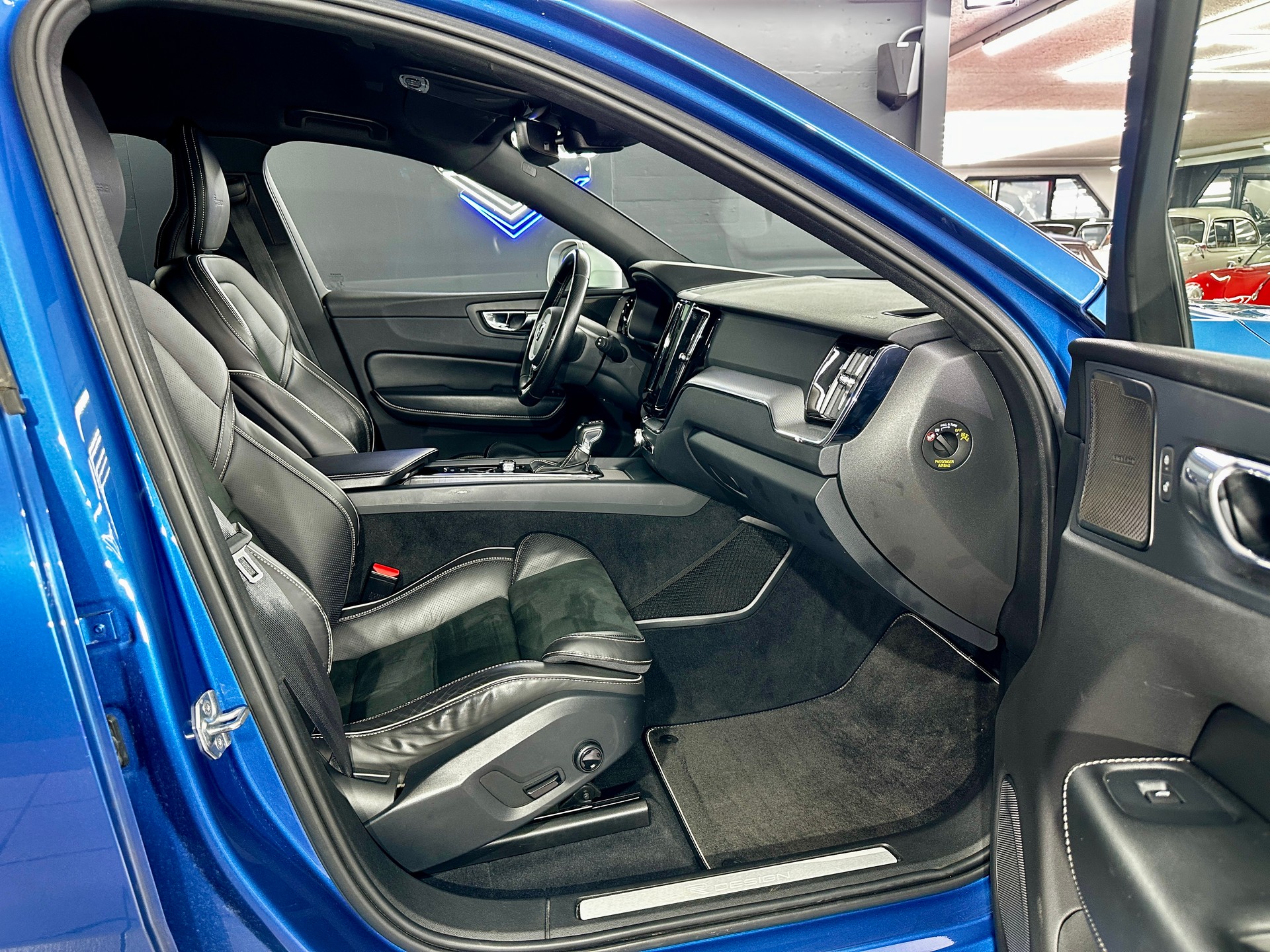 VOLVO XC60 D5 AWD R-Design Geartronic-image-15