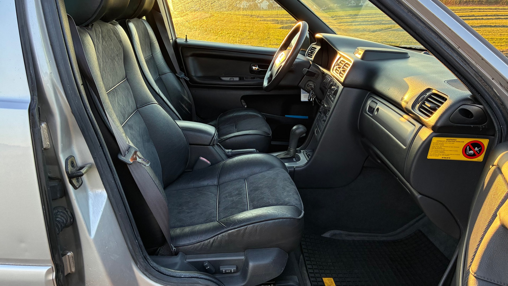 VOLVO V70 R AWD A-image-9