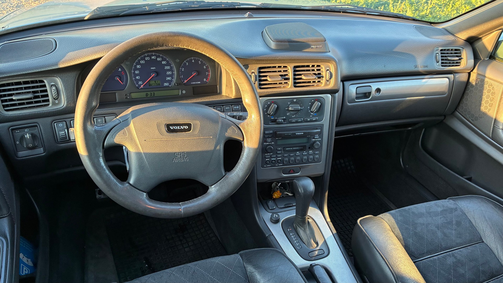 VOLVO V70 R AWD A-image-12