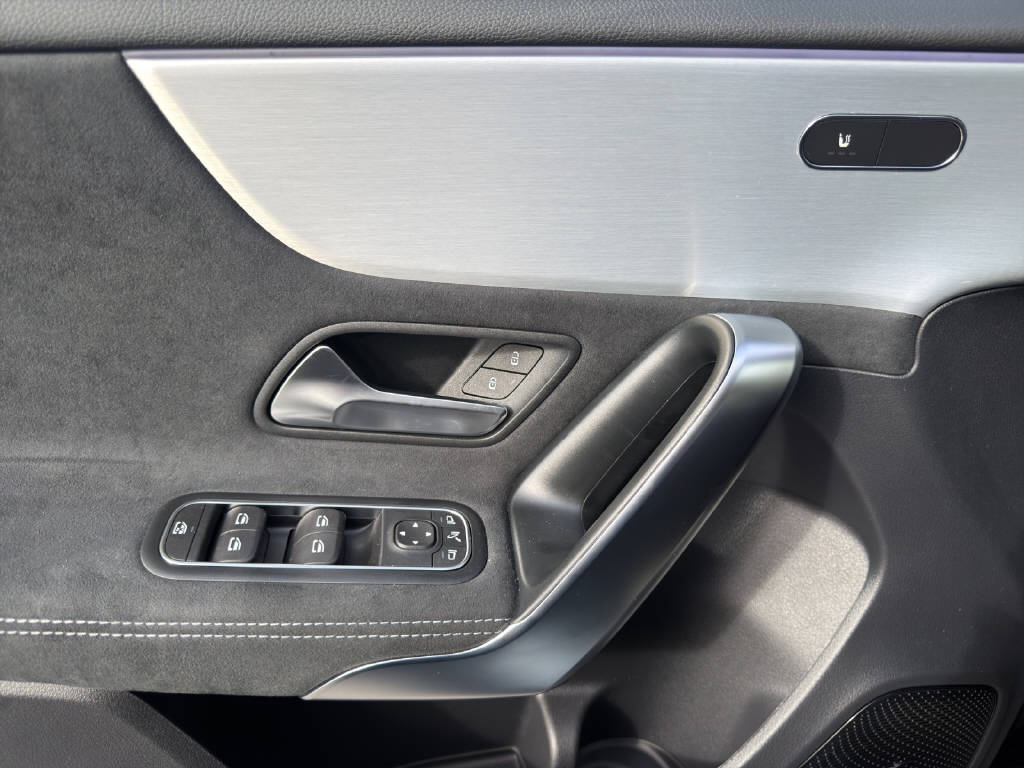 MERCEDES-BENZ A 220 AMG Line 4matic-image-12
