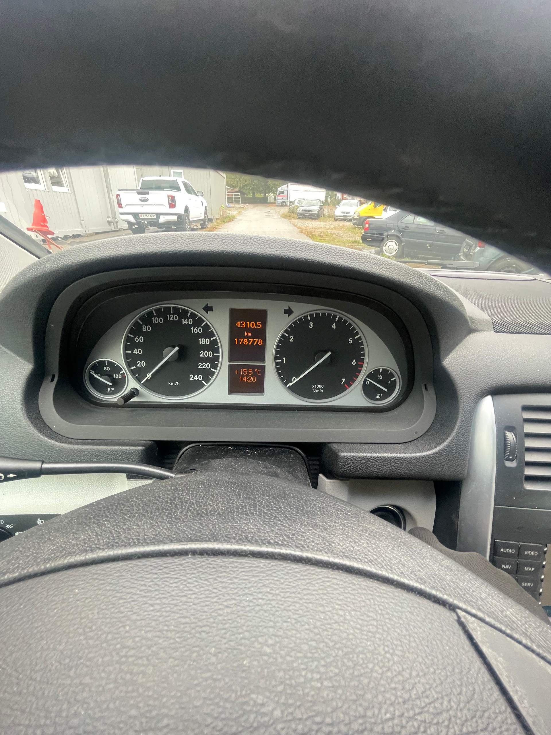 MERCEDES-BENZ B 200-image-8