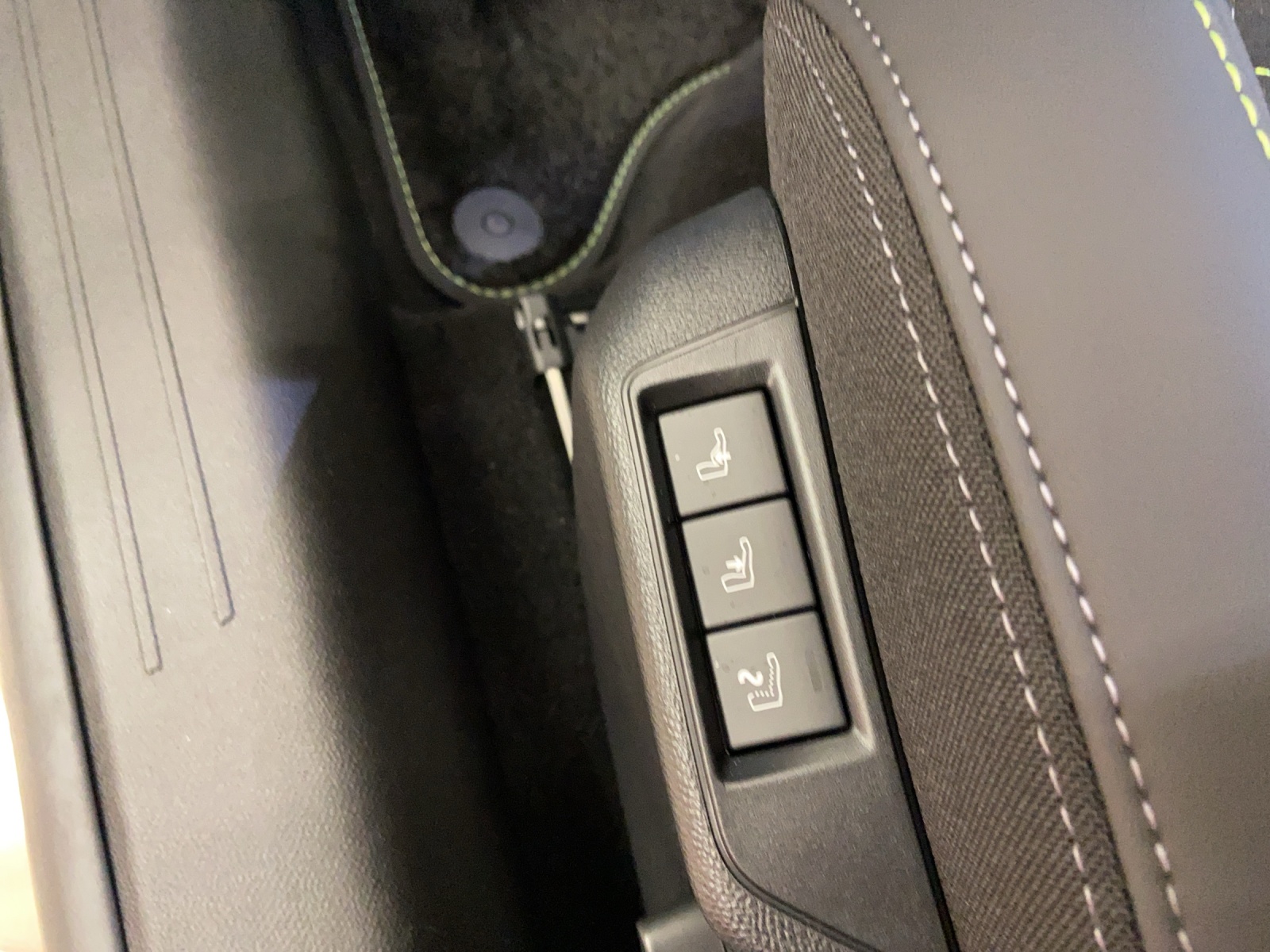 PEUGEOT 208 1.2 Hybrid 145 GT Exclusive-image-13
