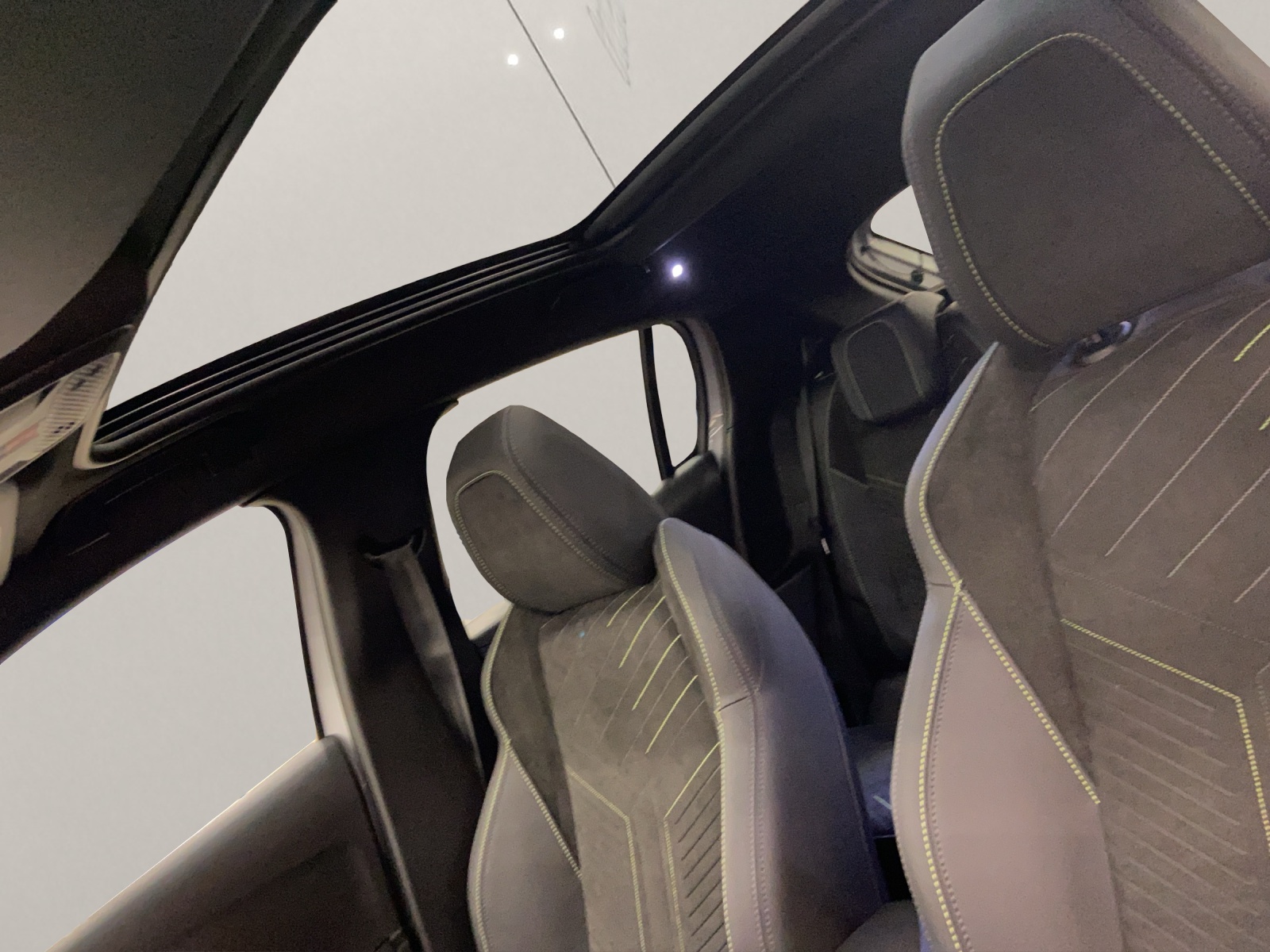 PEUGEOT 208 1.2 Hybrid 145 GT Exclusive-image-12