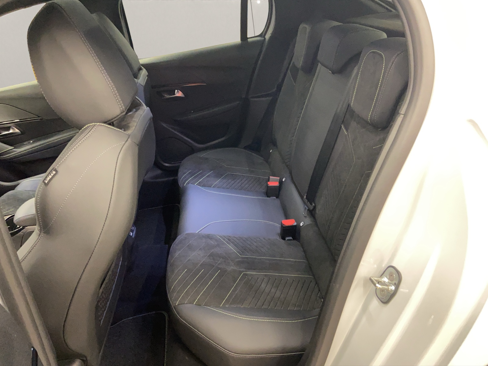 PEUGEOT 208 1.2 Hybrid 145 GT Exclusive-image-11