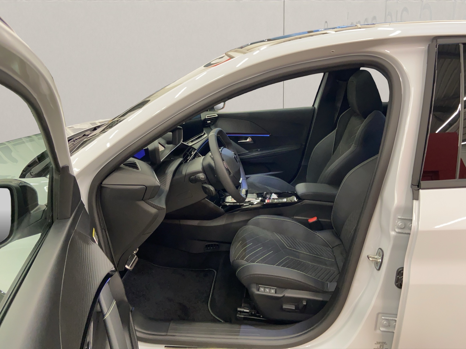 PEUGEOT 208 1.2 Hybrid 145 GT Exclusive-image-4