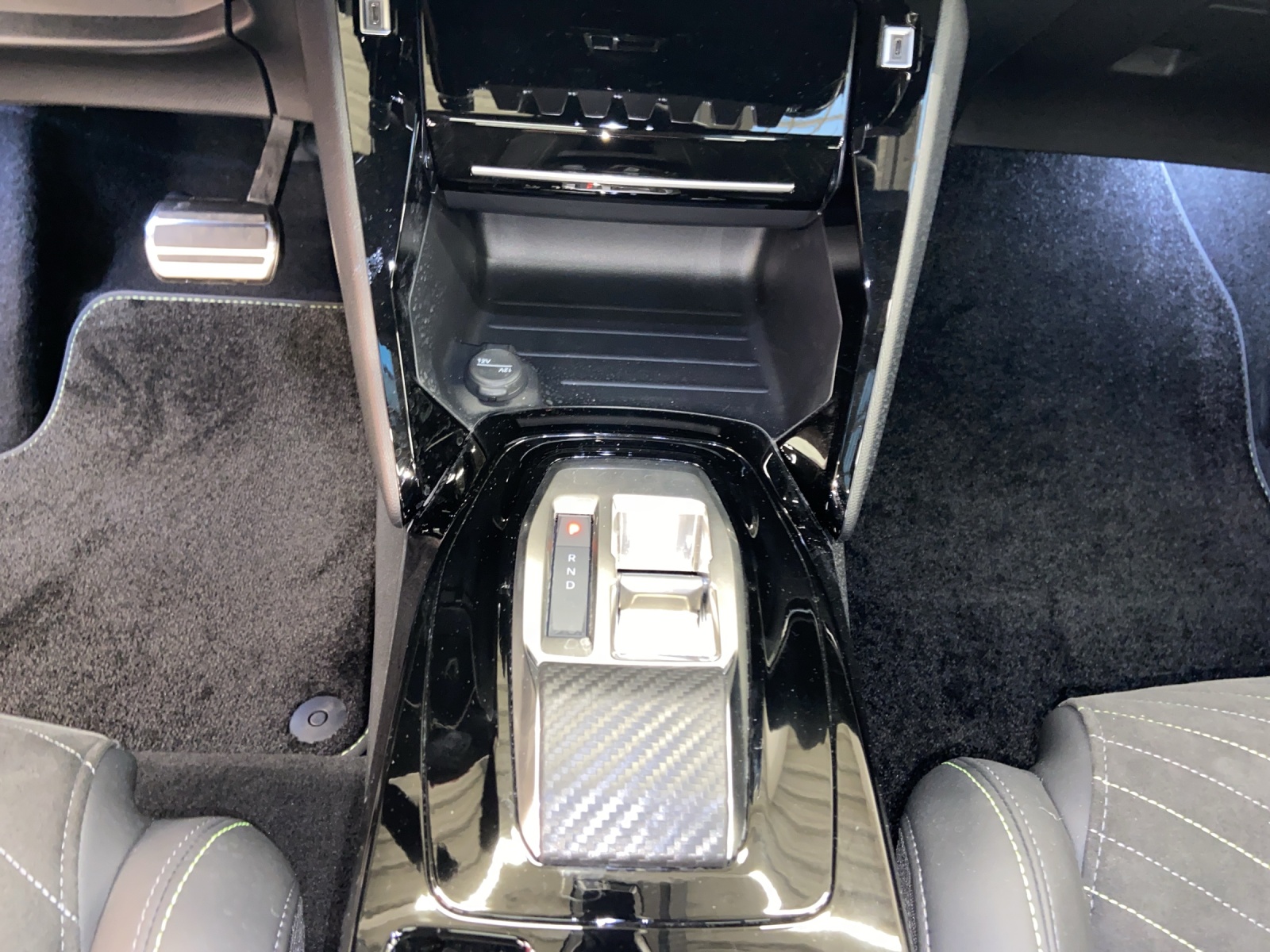 PEUGEOT 208 1.2 Hybrid 145 GT Exclusive-image-9