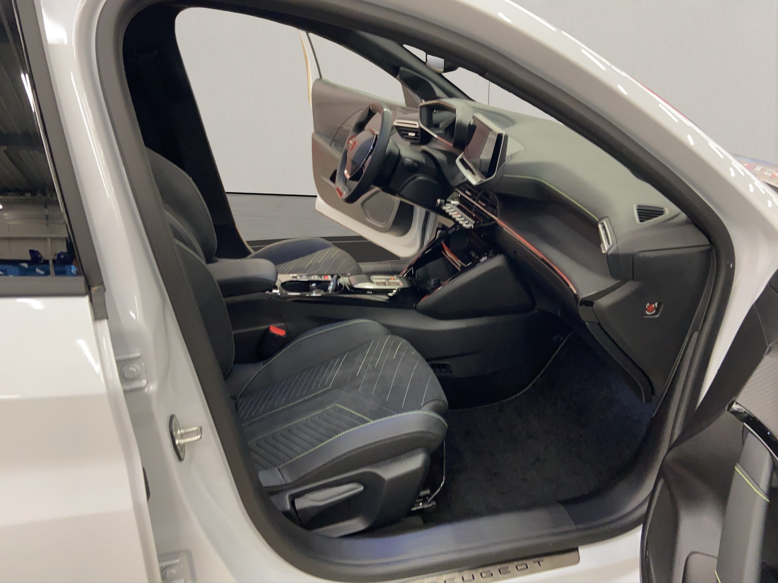 PEUGEOT 208 1.2 Hybrid 145 GT Exclusive-image-10
