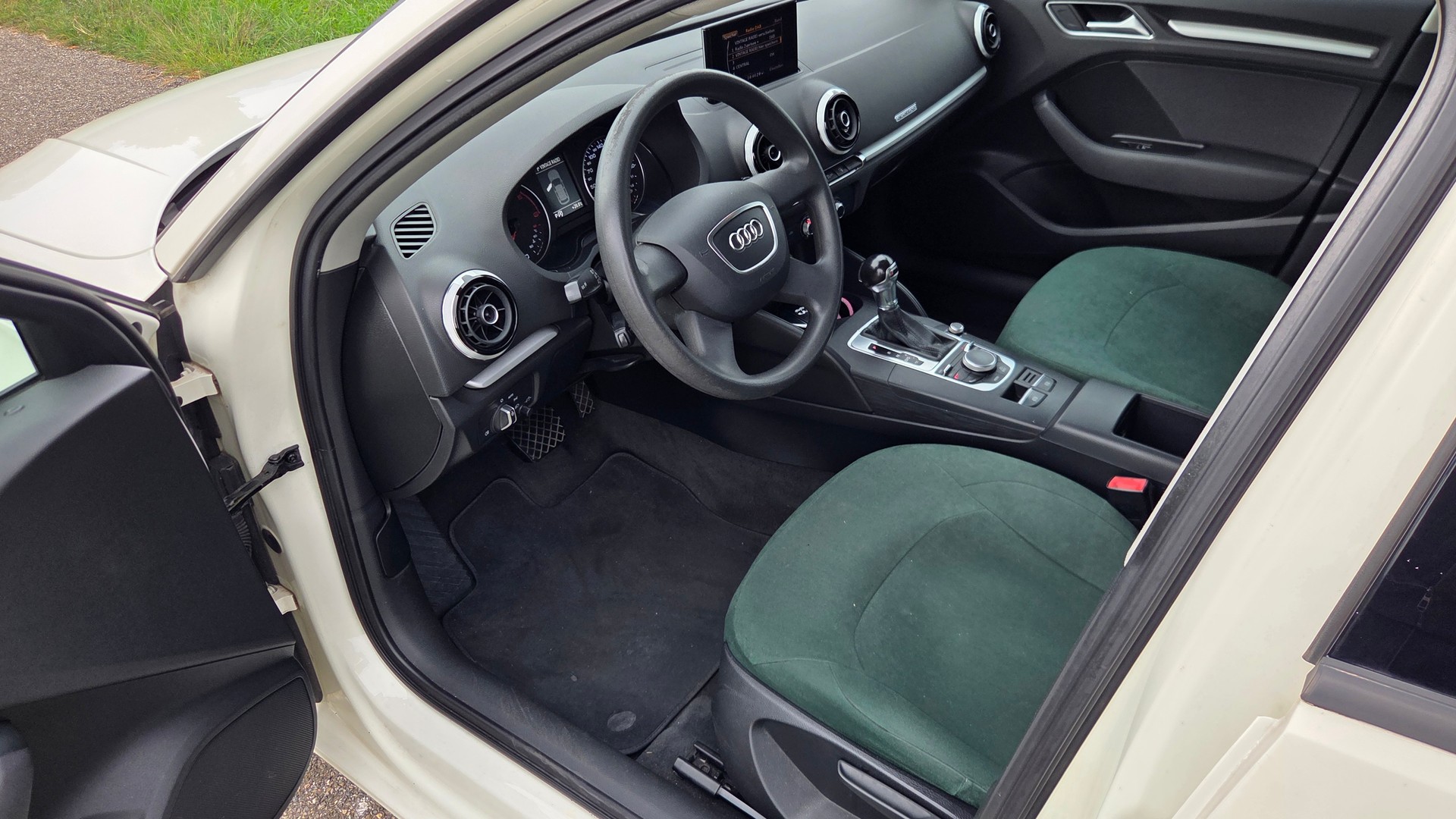 AUDI A3 Sportback 2.0 TDI Attraction quattro S-tronic-image-9