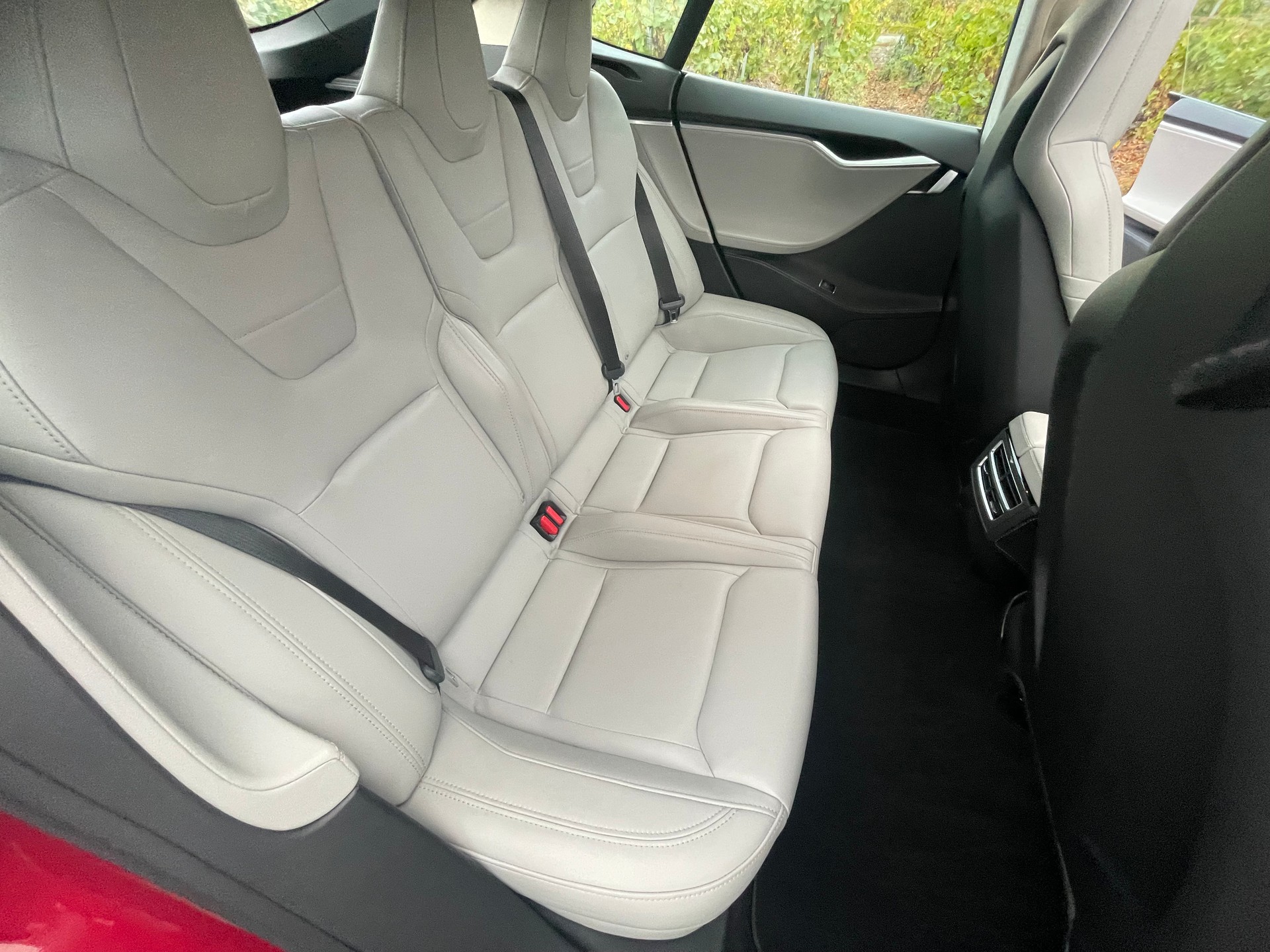 TESLA Model S 85 D Performance-image-9