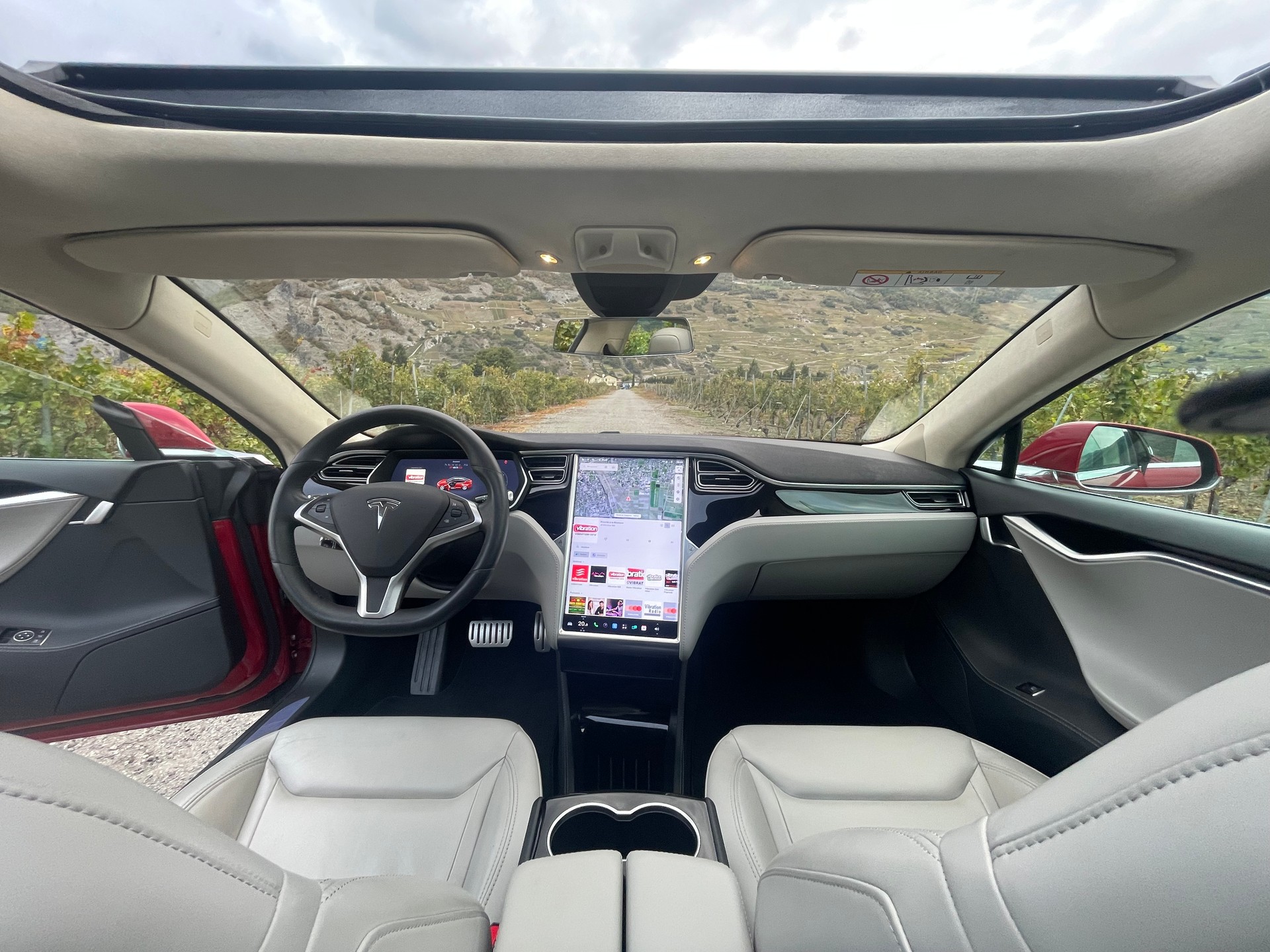 TESLA Model S 85 D Performance-image-10