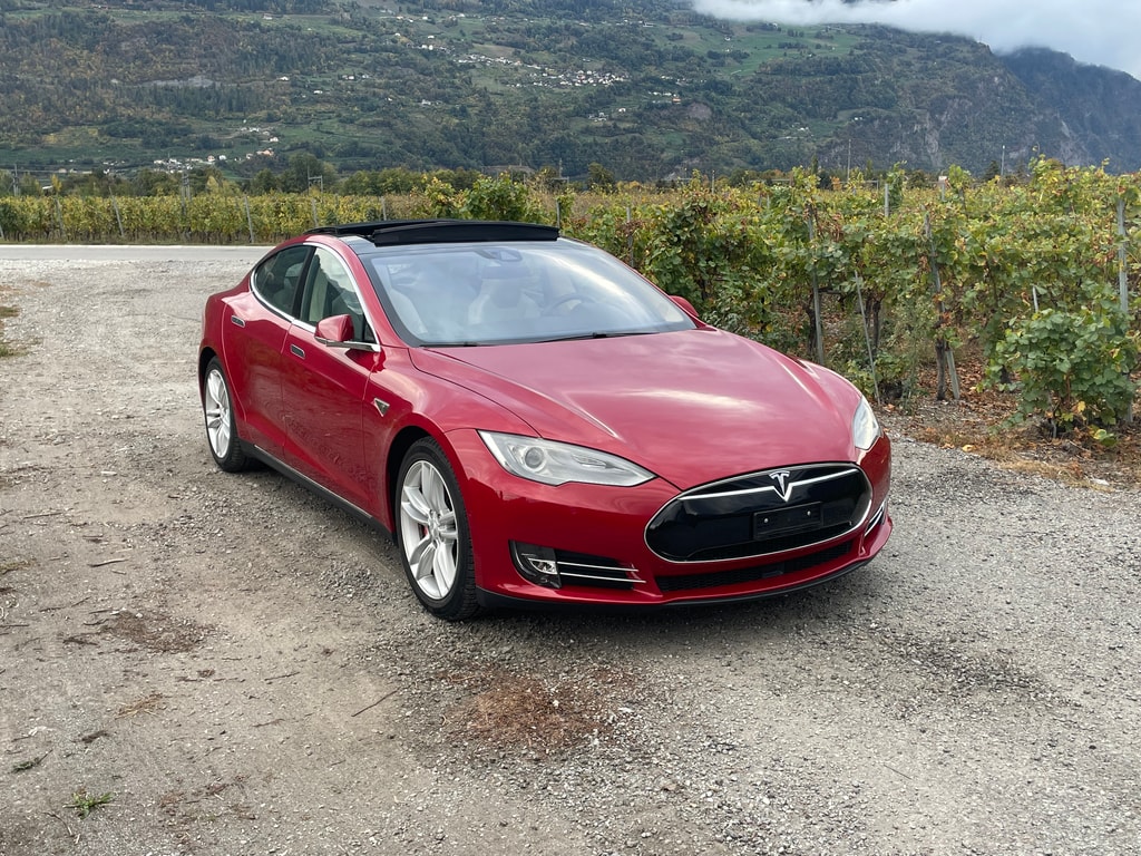 Tesla Model S 85 D Performance