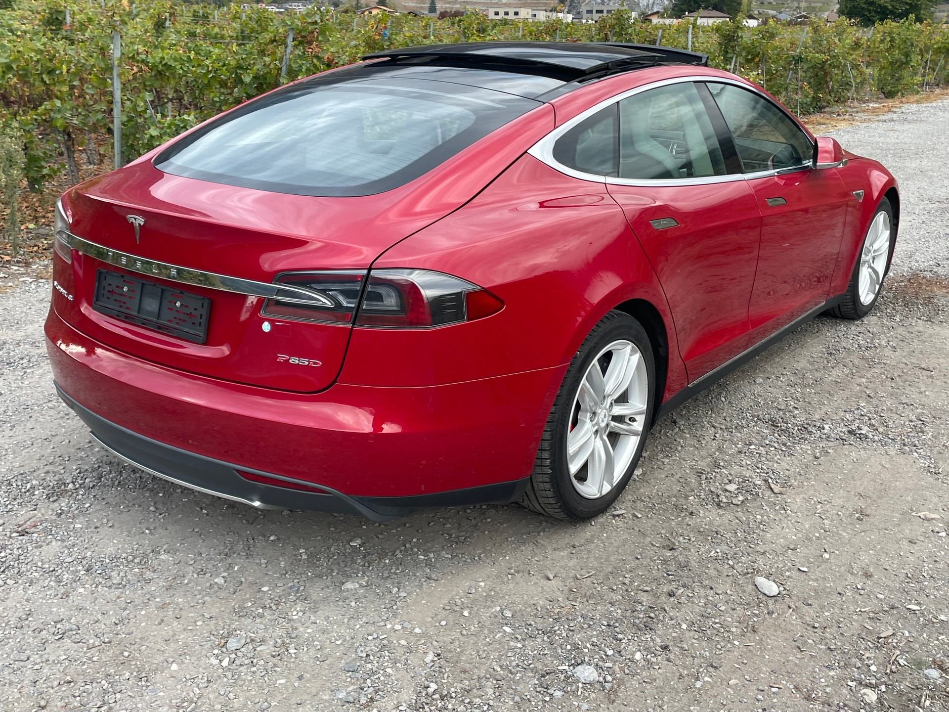TESLA Model S 85 D Performance-image-1