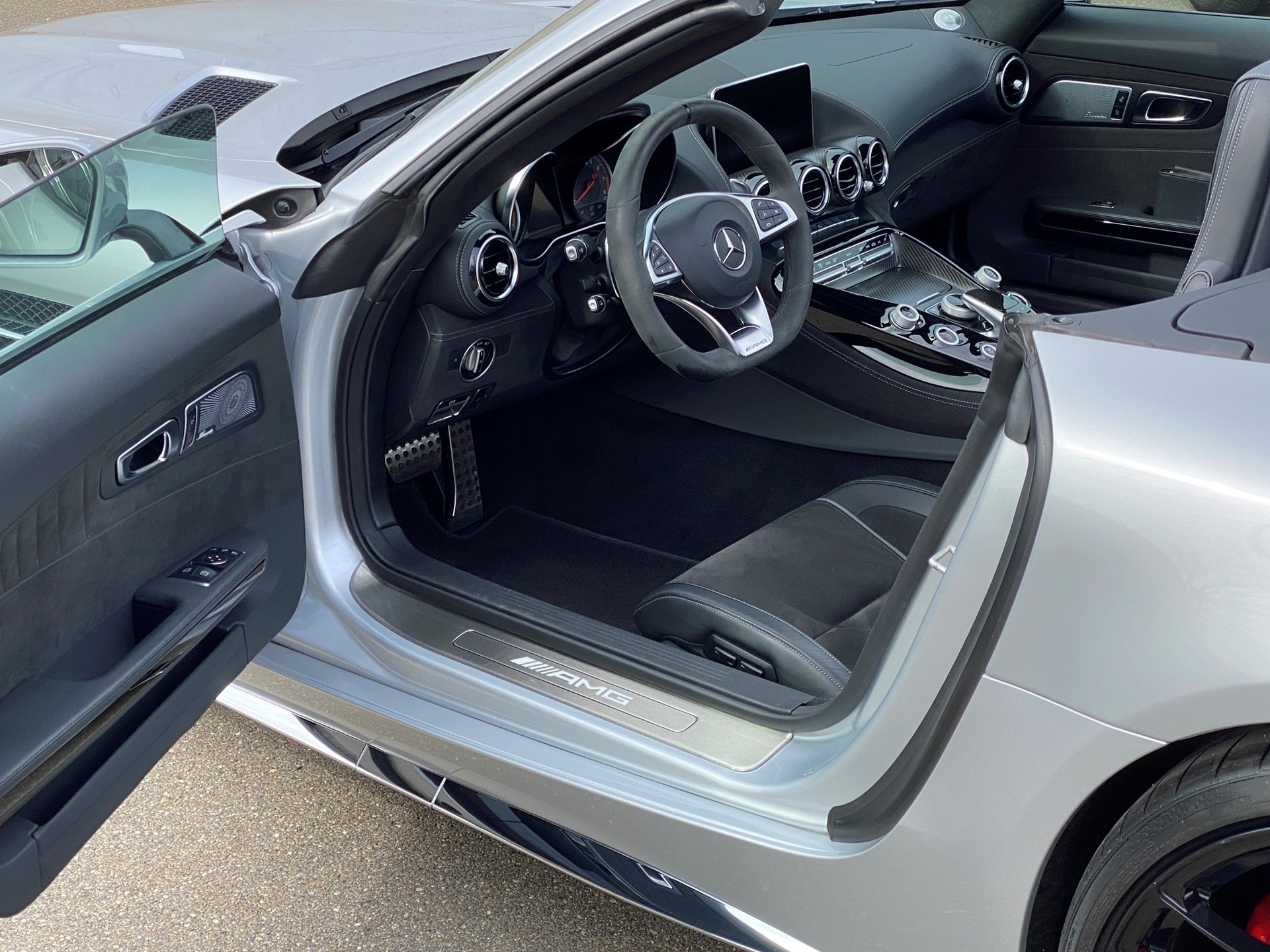 MERCEDES-BENZ AMG GT C Roadster Speedshift DCT-image-13