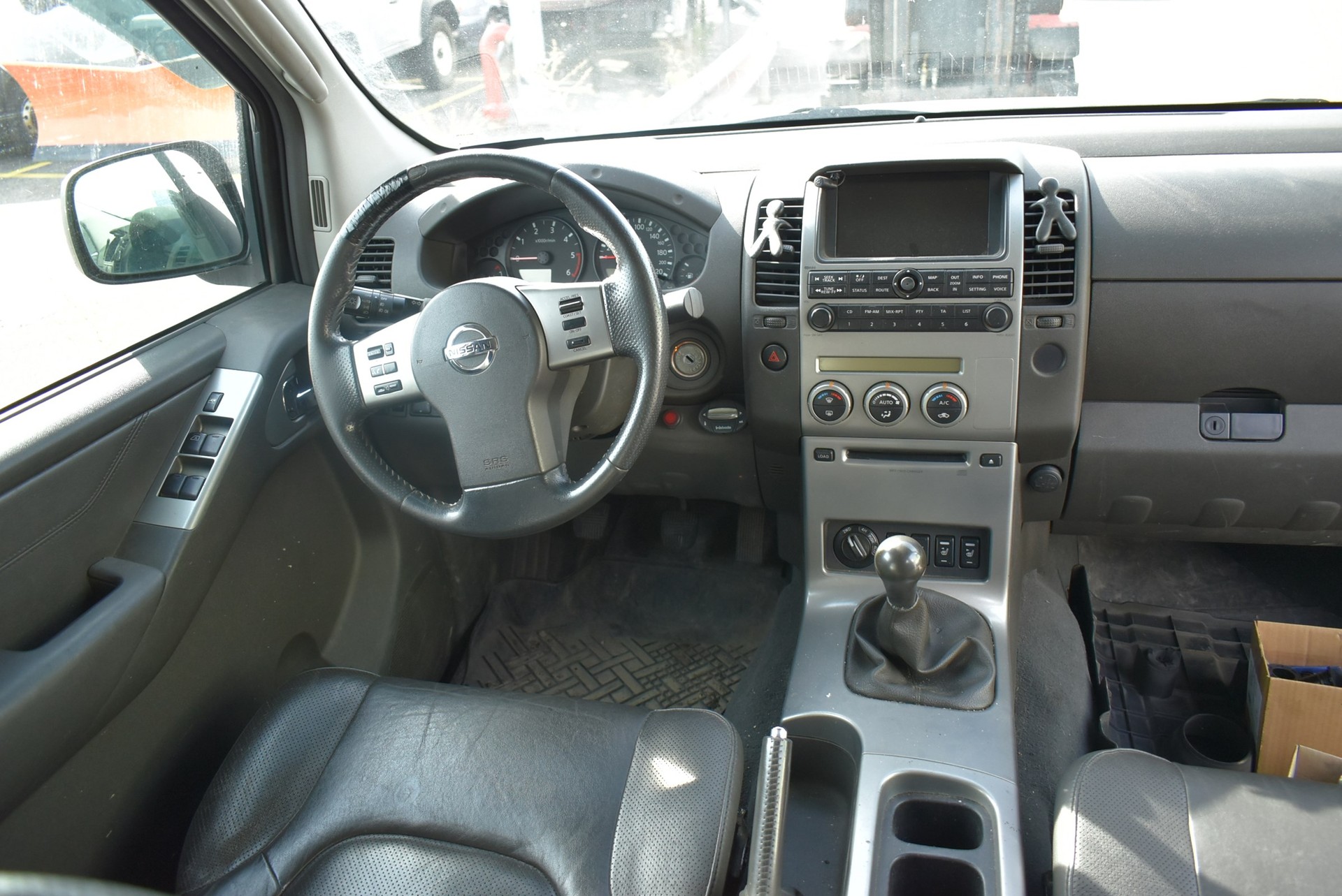 NISSAN Navara Double Cab SE 2.5 dCi 4WD-image-3