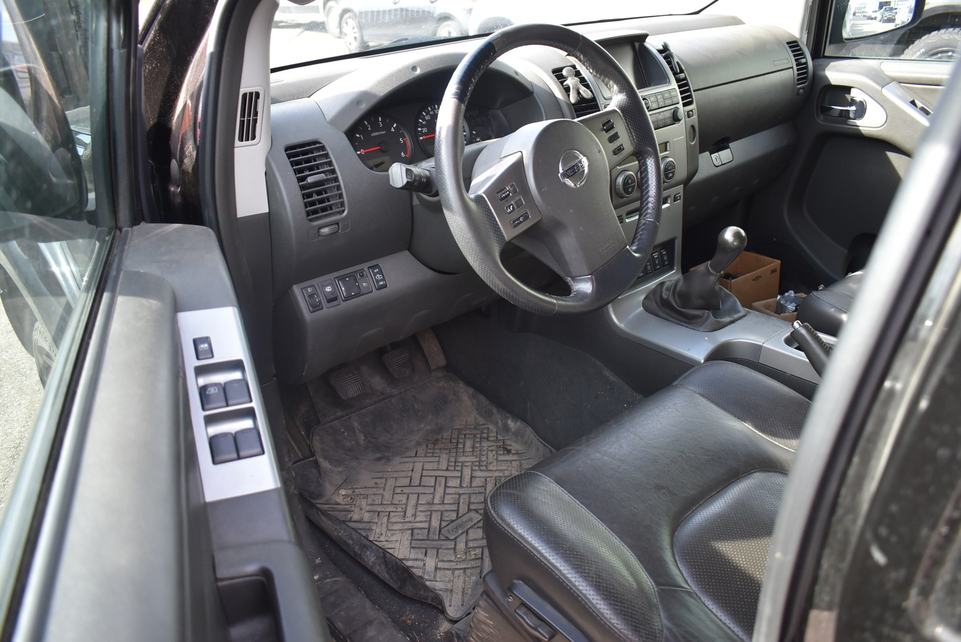 NISSAN Navara Double Cab SE 2.5 dCi 4WD-image-10