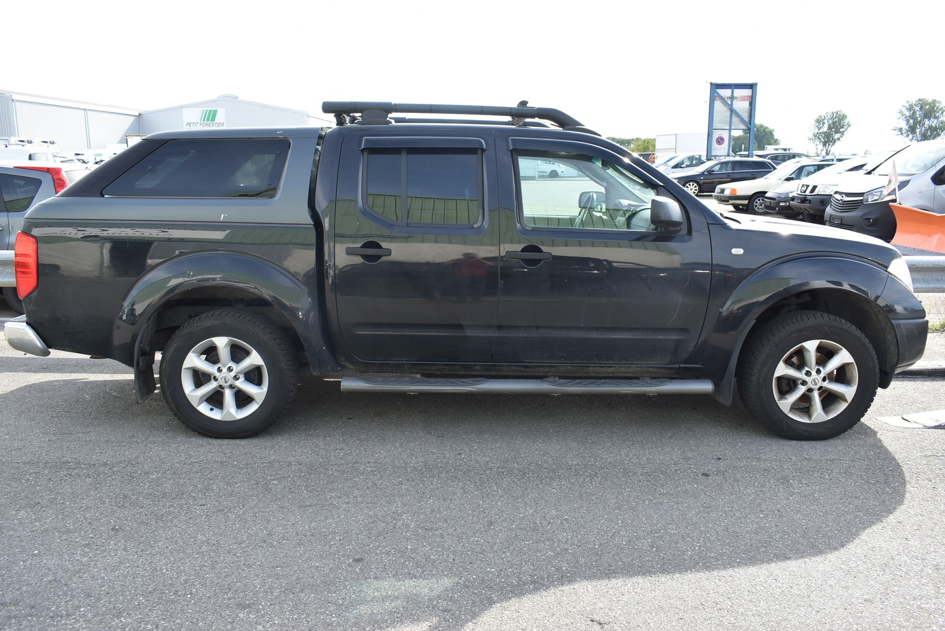 NISSAN Navara Double Cab SE 2.5 dCi 4WD-image-6