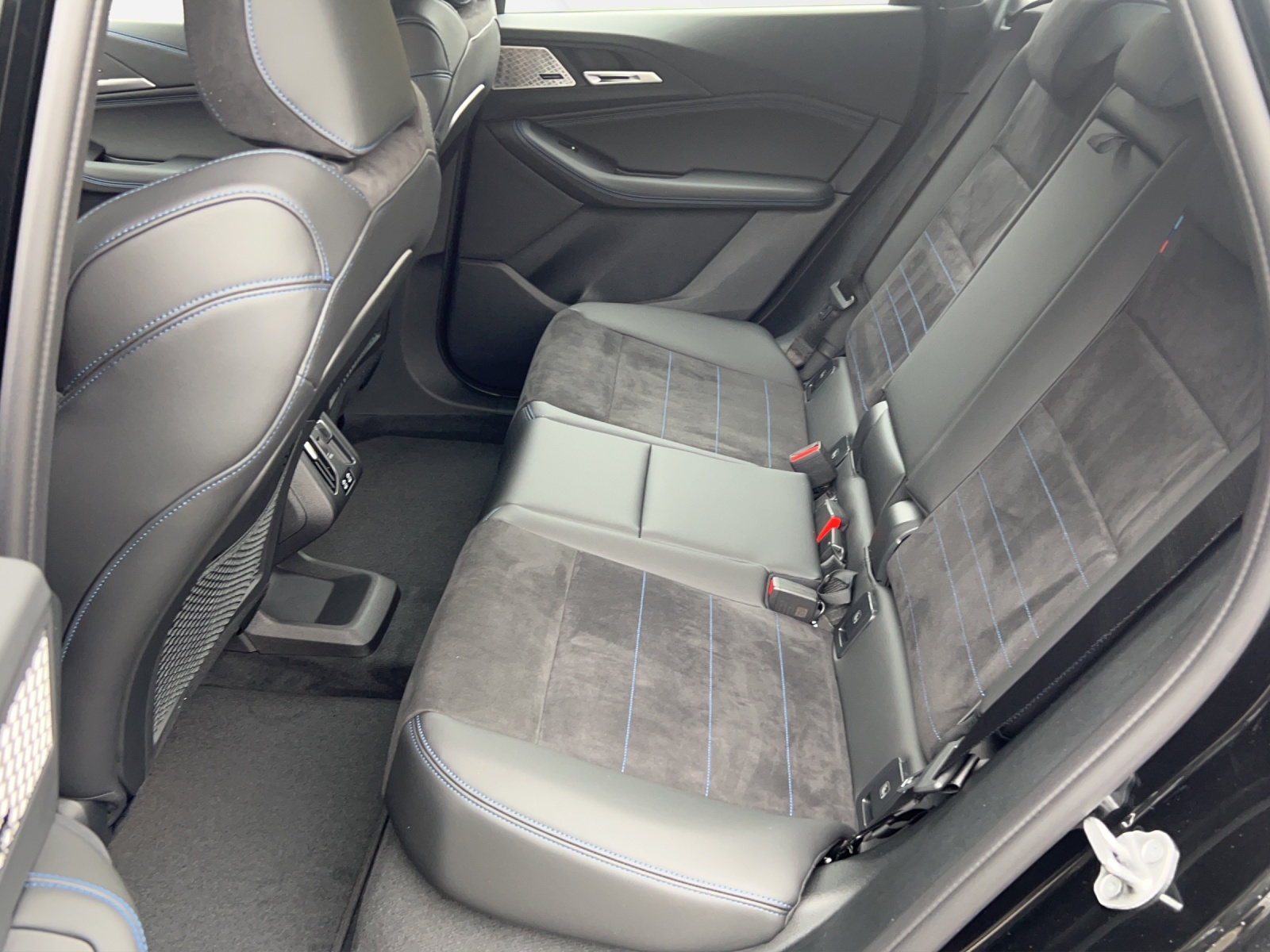 BMW 230e xDrive Active Tourer M Sport-image-8