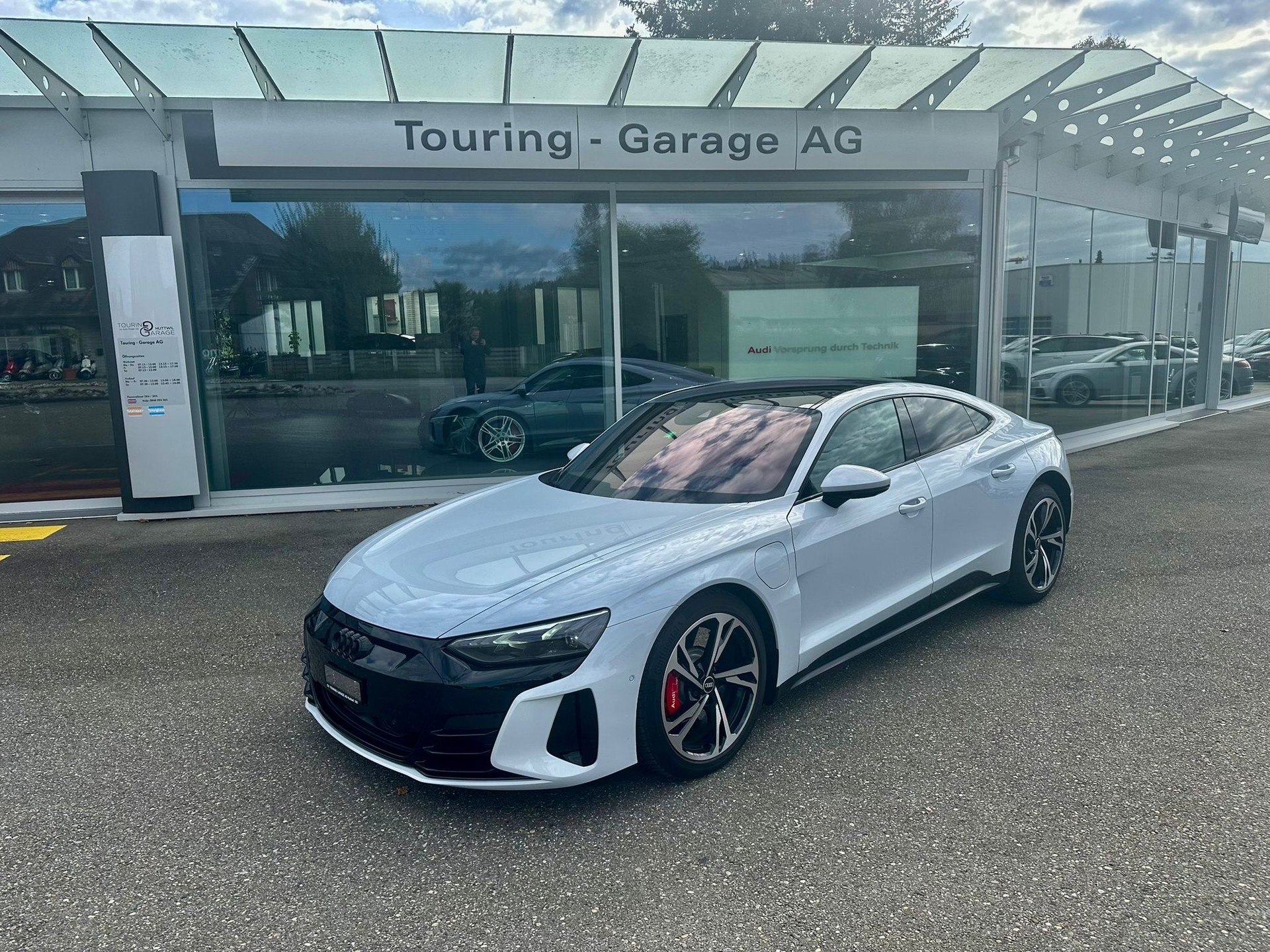 AUDI e-tron GT quattro-image-0