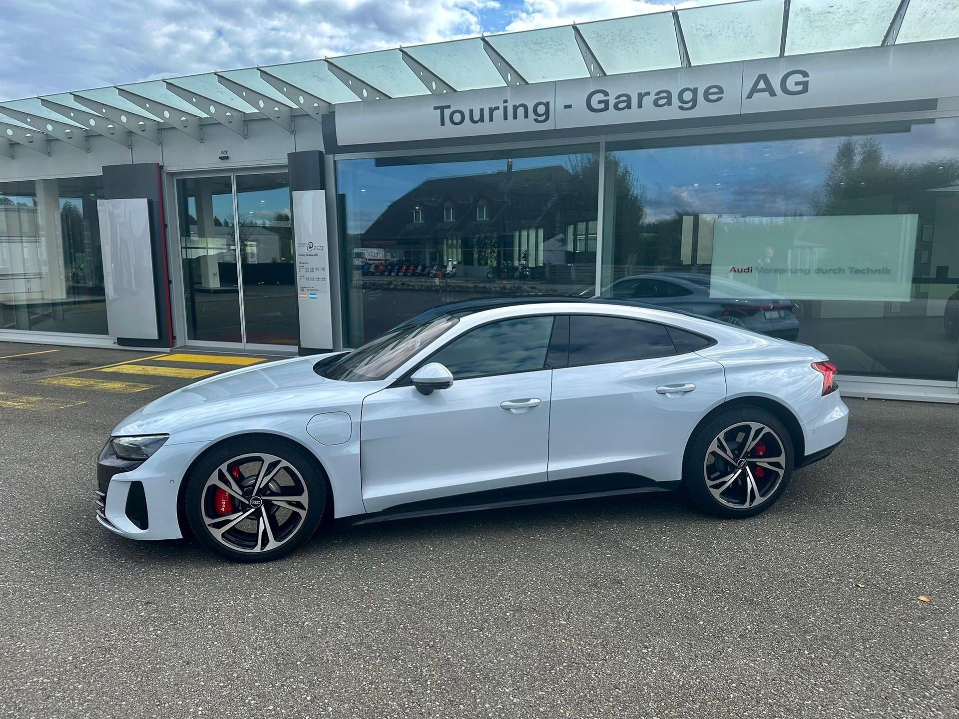 AUDI e-tron GT quattro-image-1