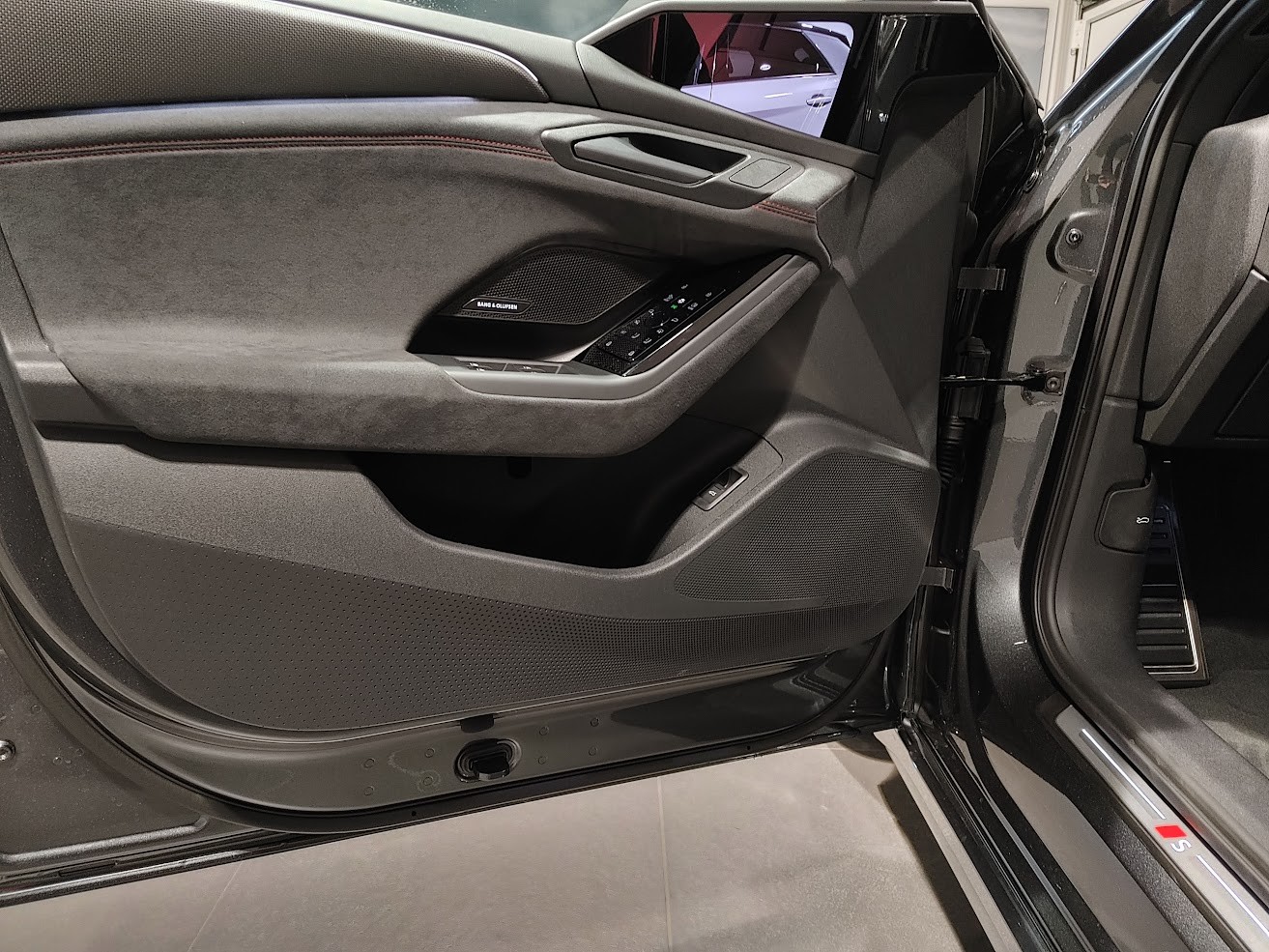 AUDI S6 Avant e-tron quattro-image-2