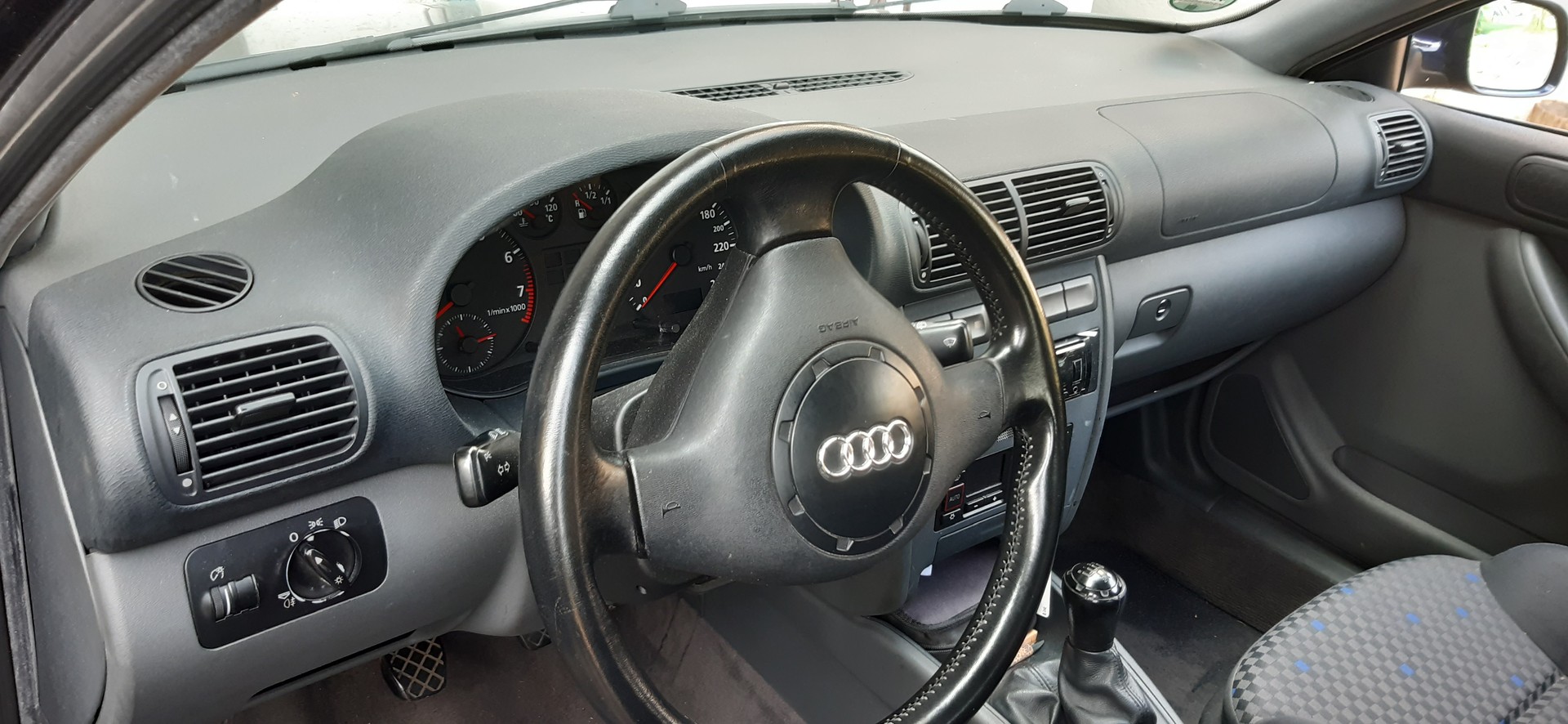 AUDI A3 1.8 Ambiente-image-4