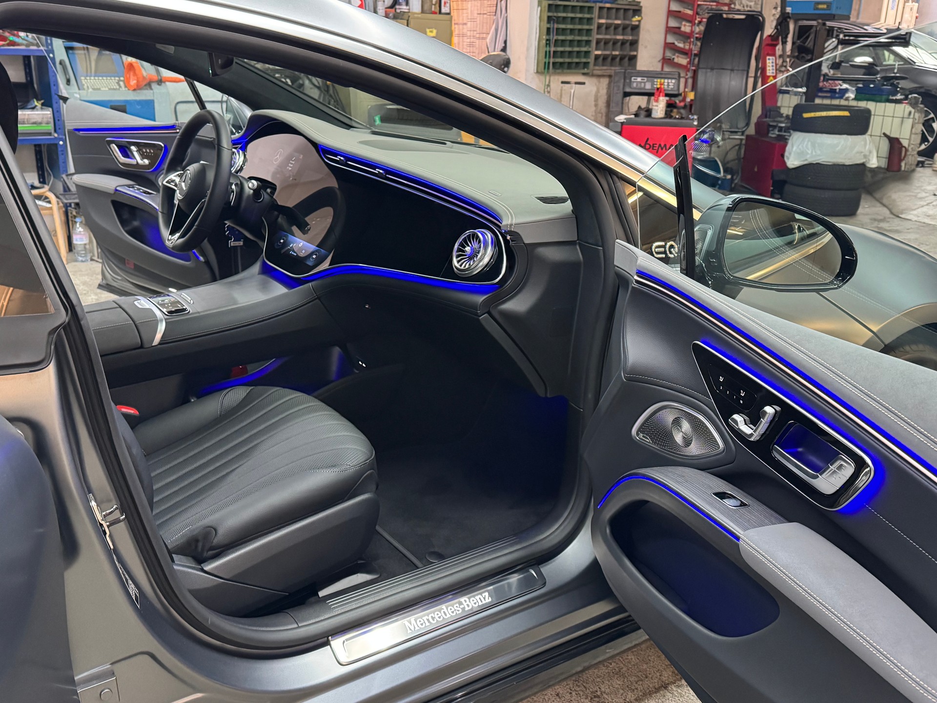 MERCEDES-BENZ EQS 580 4Matic Electric Art Line-image-11
