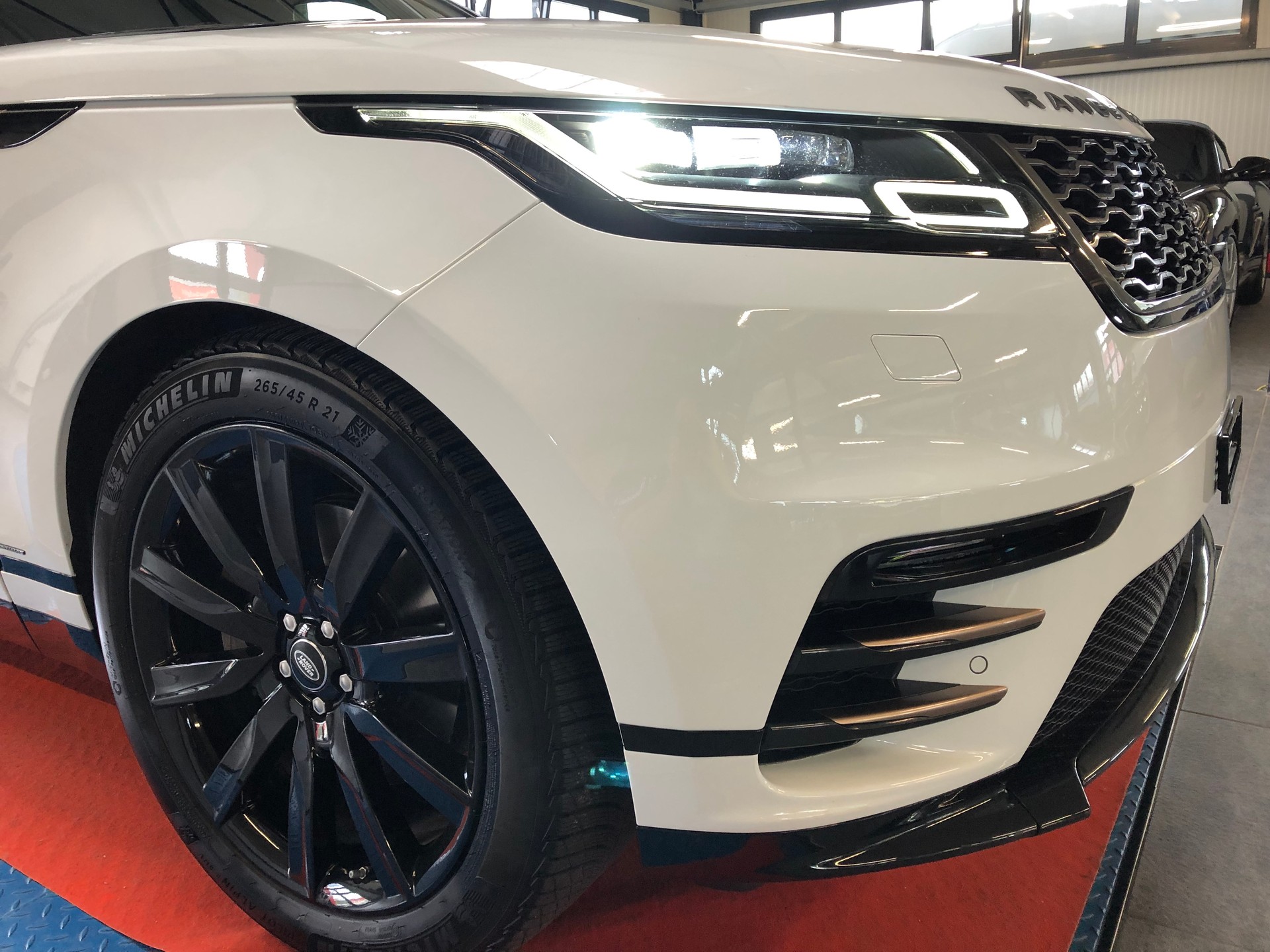 LAND ROVER Range Rover Velar R-Dynamic D 300 S Automatic-image-1