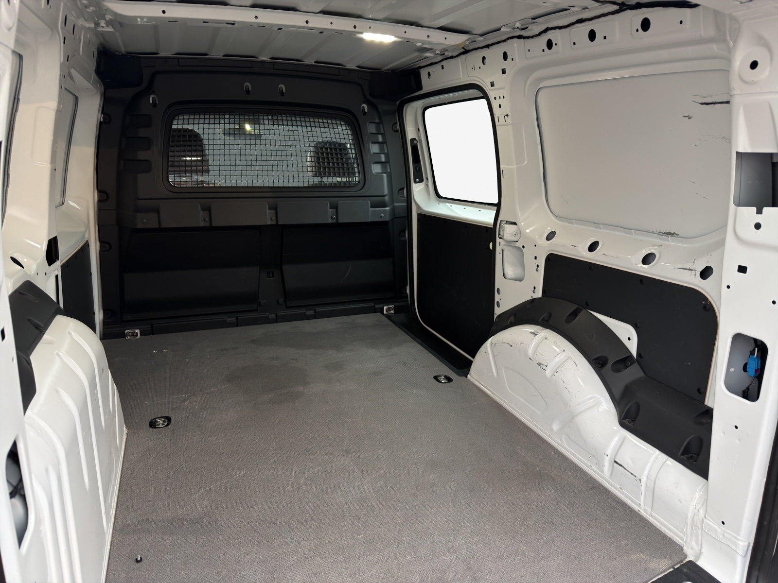 VW Caddy Cargo 2.0TDI Maxi 4Motion-image-13