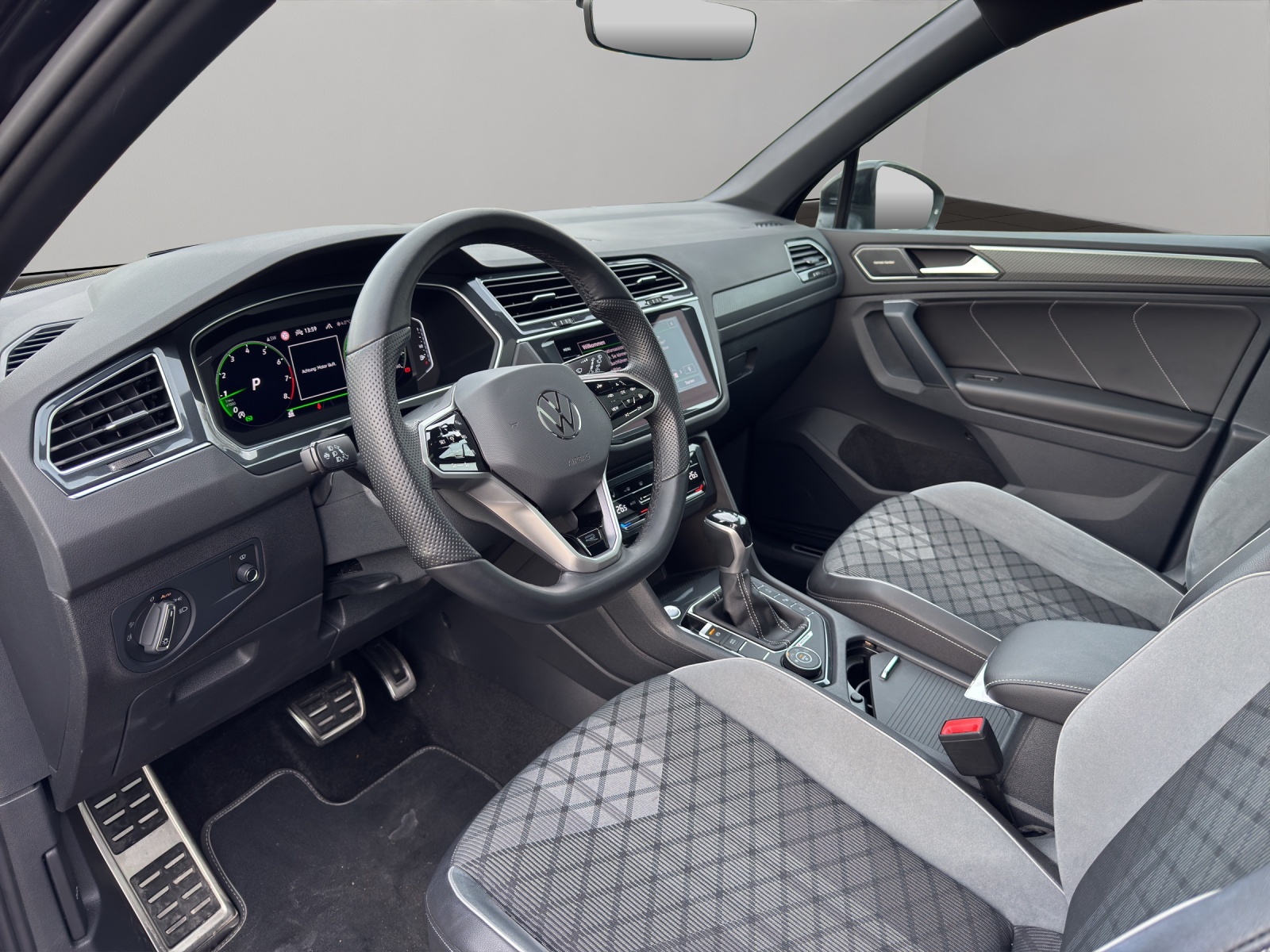 VW Tiguan 2.0TSI R-Line 4Motion DSG-image-3