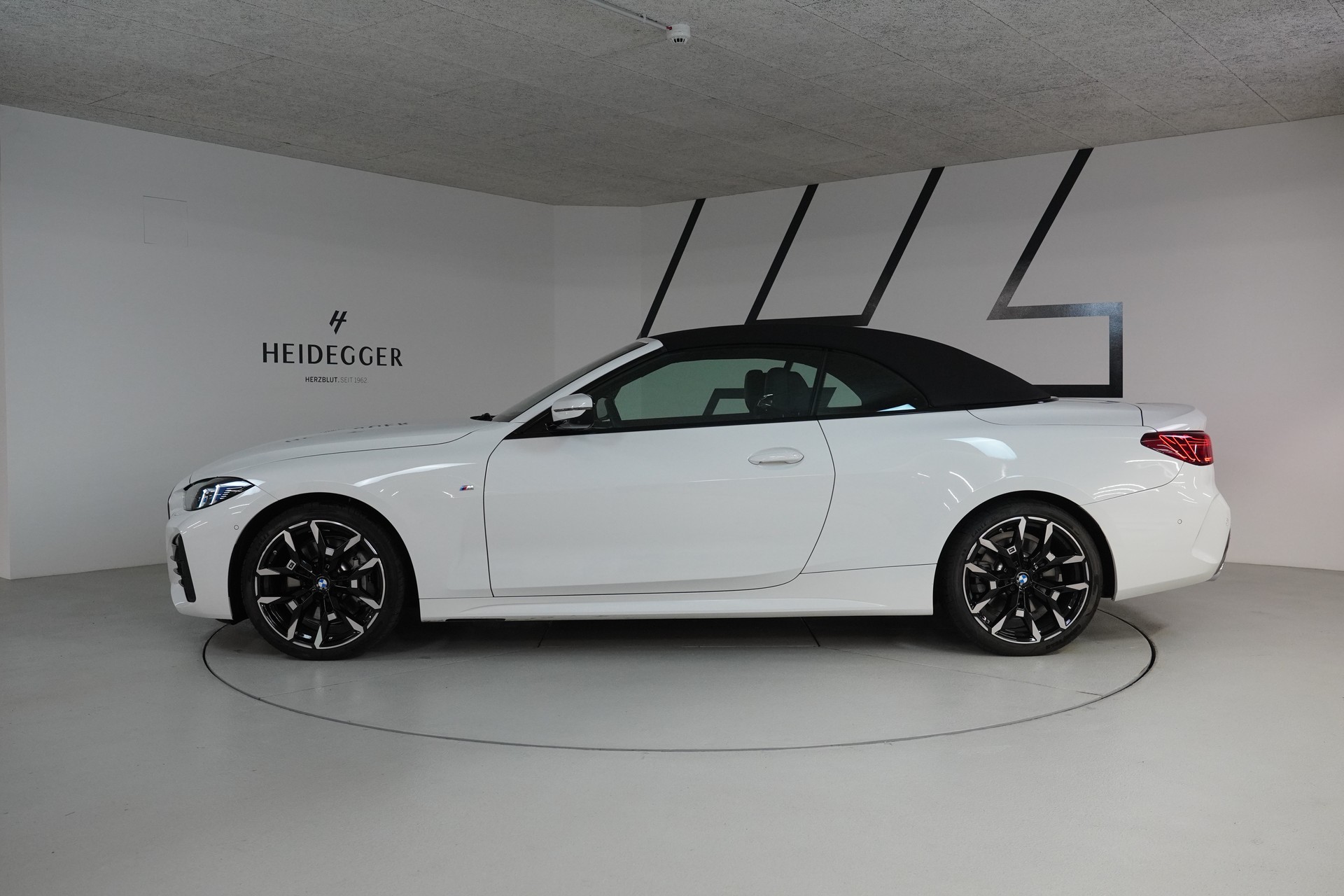 BMW 430i xDrive Cabriolet M Sport Steptronic-showroom-element-3