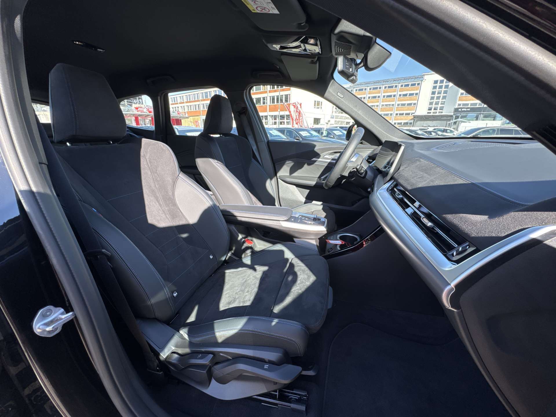 BMW iX1 xDrive 30 M Sport 306PS Automat-image-12