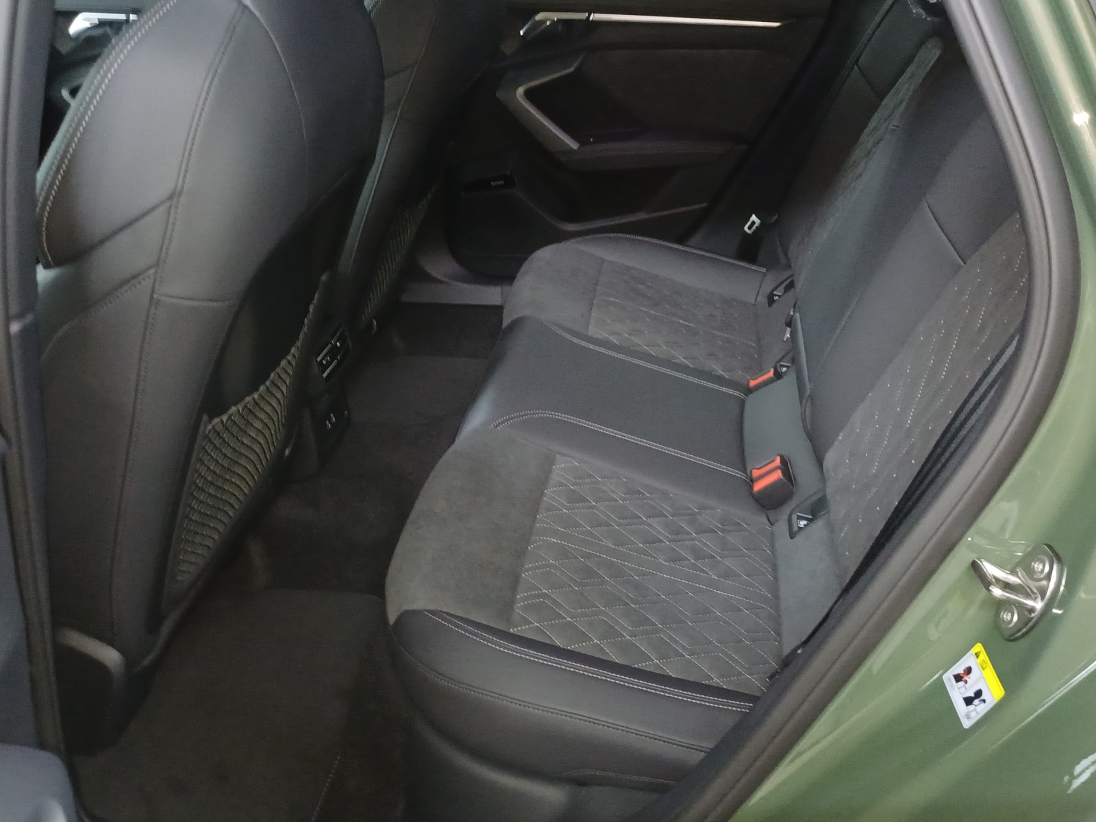 AUDI A3 Sportback TFSI 110 kW S line Attraction S tronic-image-11