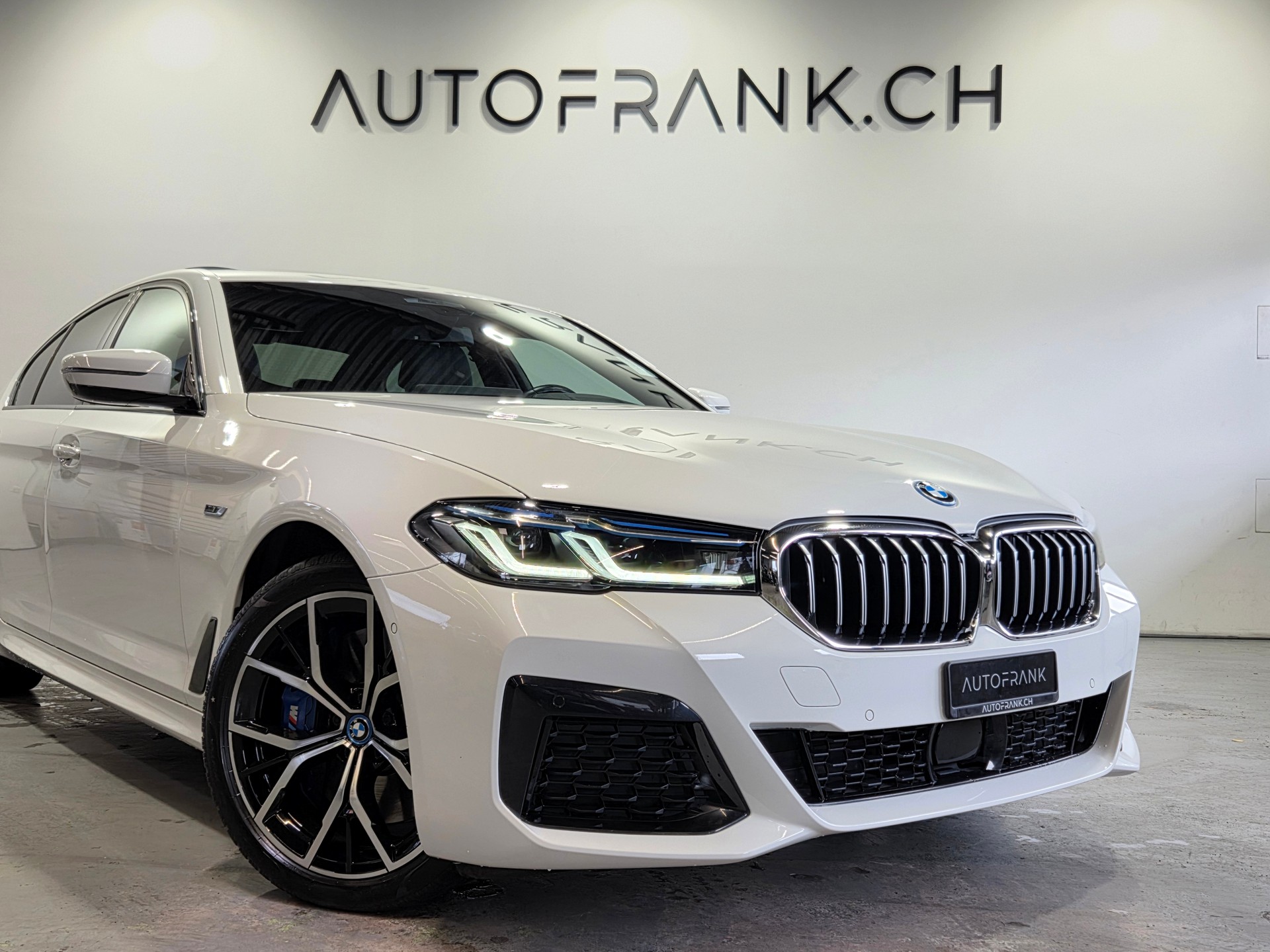 BMW 545e xDrive M-Sport-showroom-element-2