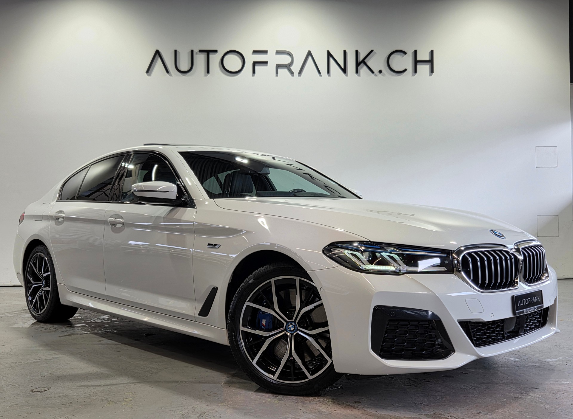 BMW 545e xDrive M-Sport-showroom-element-3