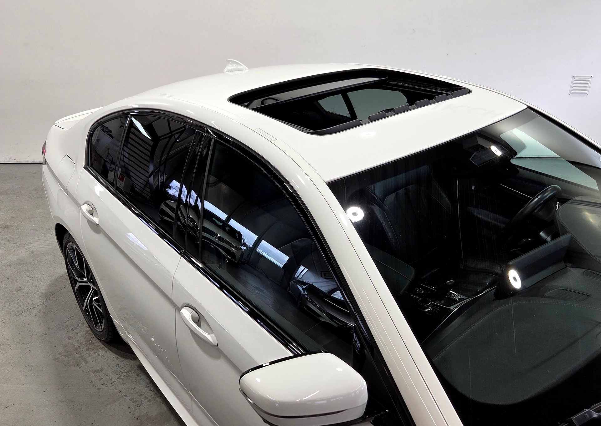BMW 545e xDrive M-Sport-showroom-element-1