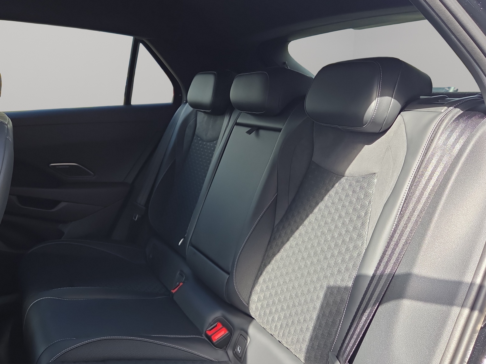VW T-Roc 1.5 eTSI mHEV R-Line DSG-image-8