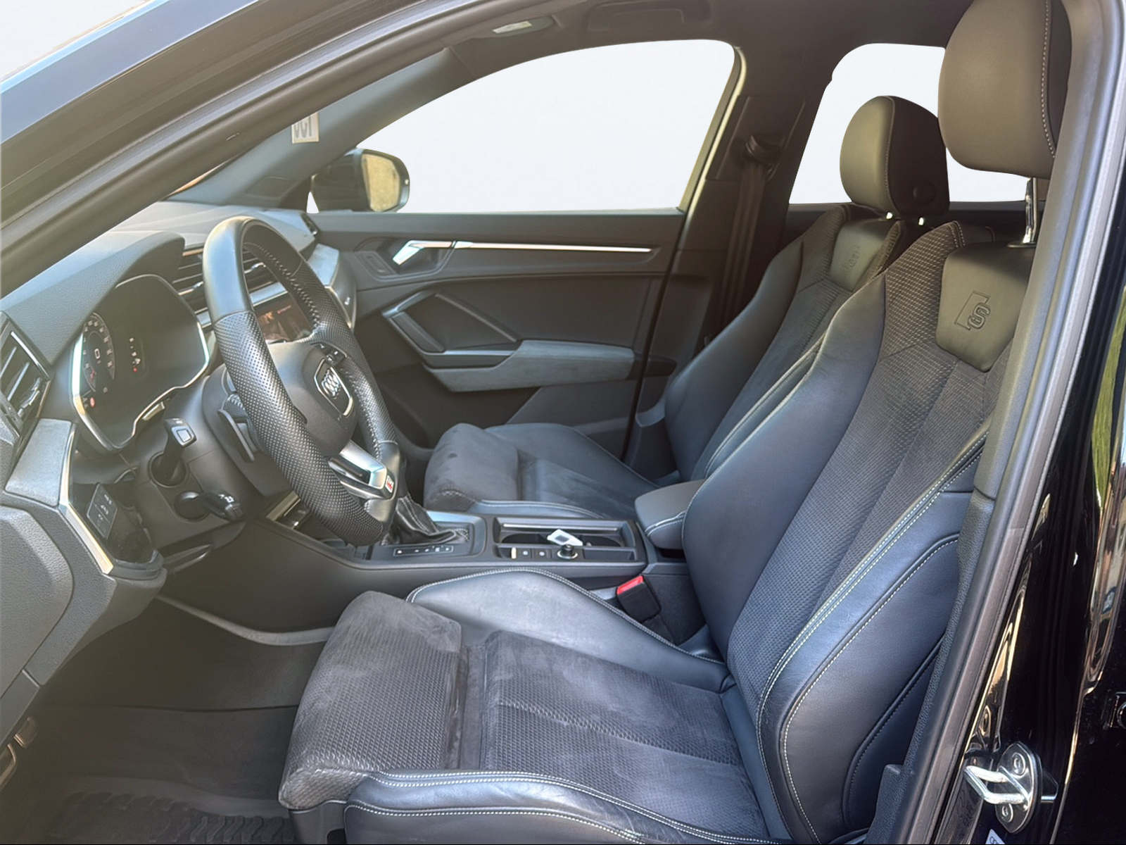 AUDI Q3 40 TFSI S line quattro S-tronic-image-9