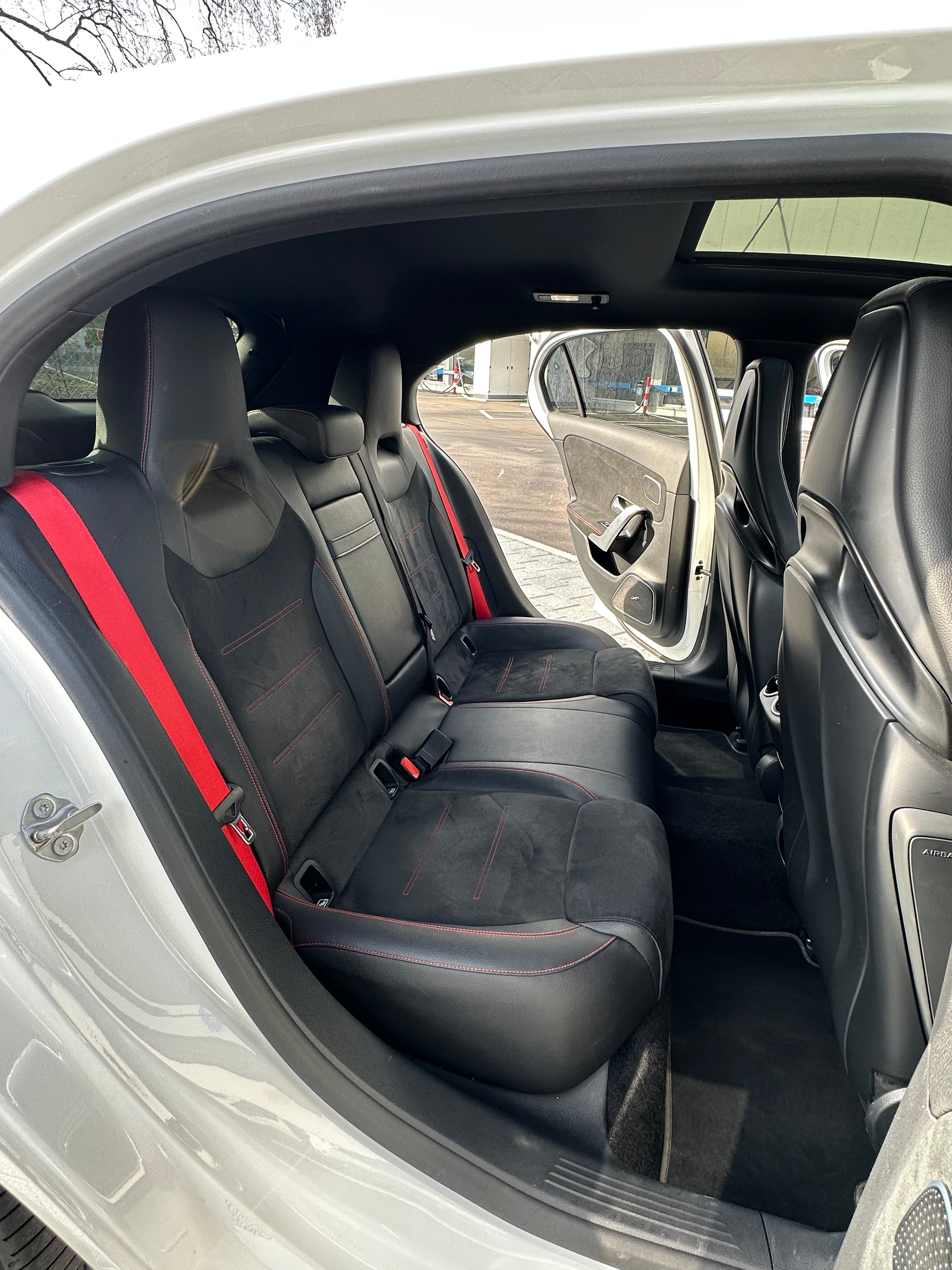 MERCEDES-BENZ A 35 AMG 4matic-image-4