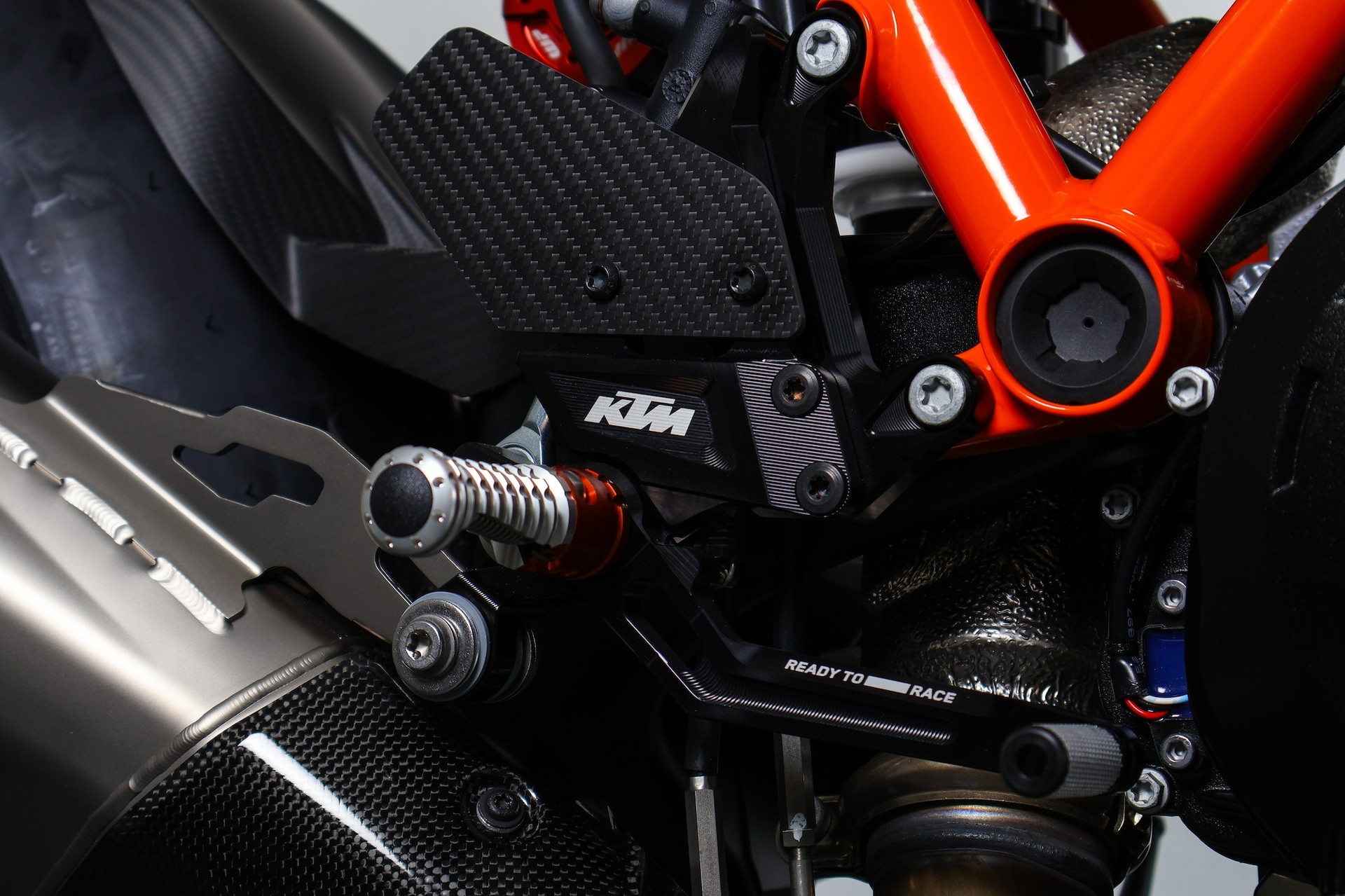 KTM 1390 Super Duke RR-image-8