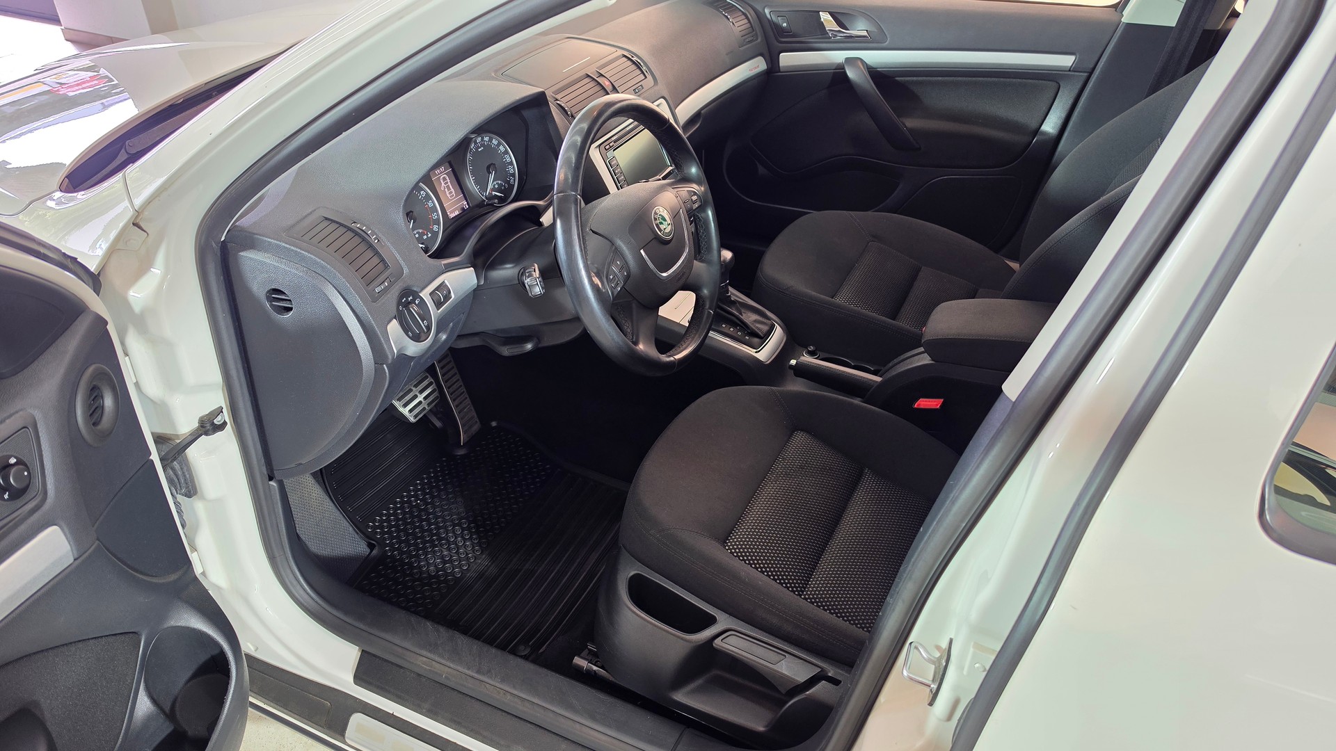 SKODA Octavia Combi 2.0 TDI Scout 4x4 DSG, Schweizer Fahrzeug, Frisch ab MFK und Frisch ab Service, 8-FACH BEREIFT-image-8