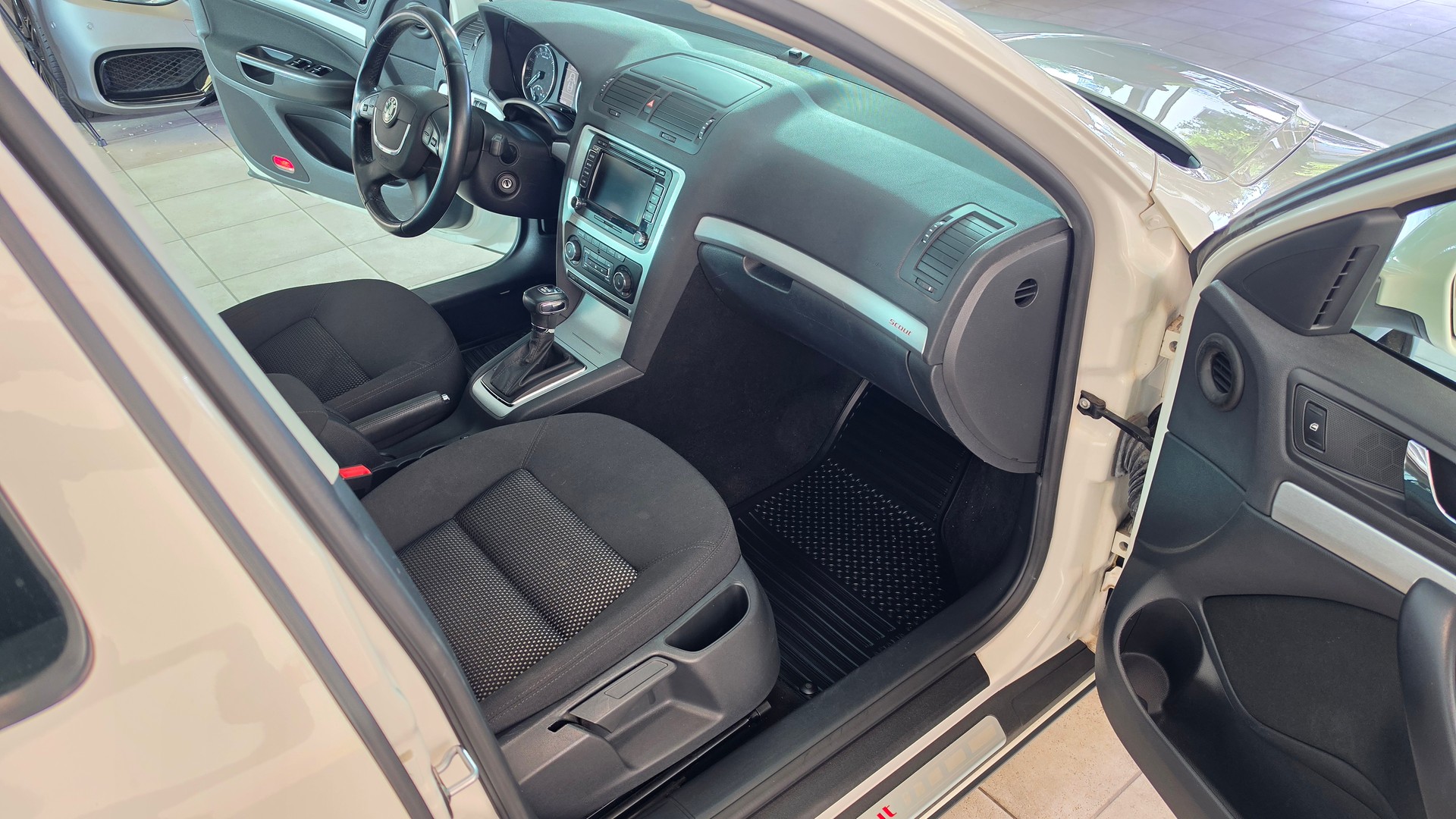 SKODA Octavia Combi 2.0 TDI Scout 4x4 DSG, Schweizer Fahrzeug, Frisch ab MFK und Frisch ab Service, 8-FACH BEREIFT-image-9
